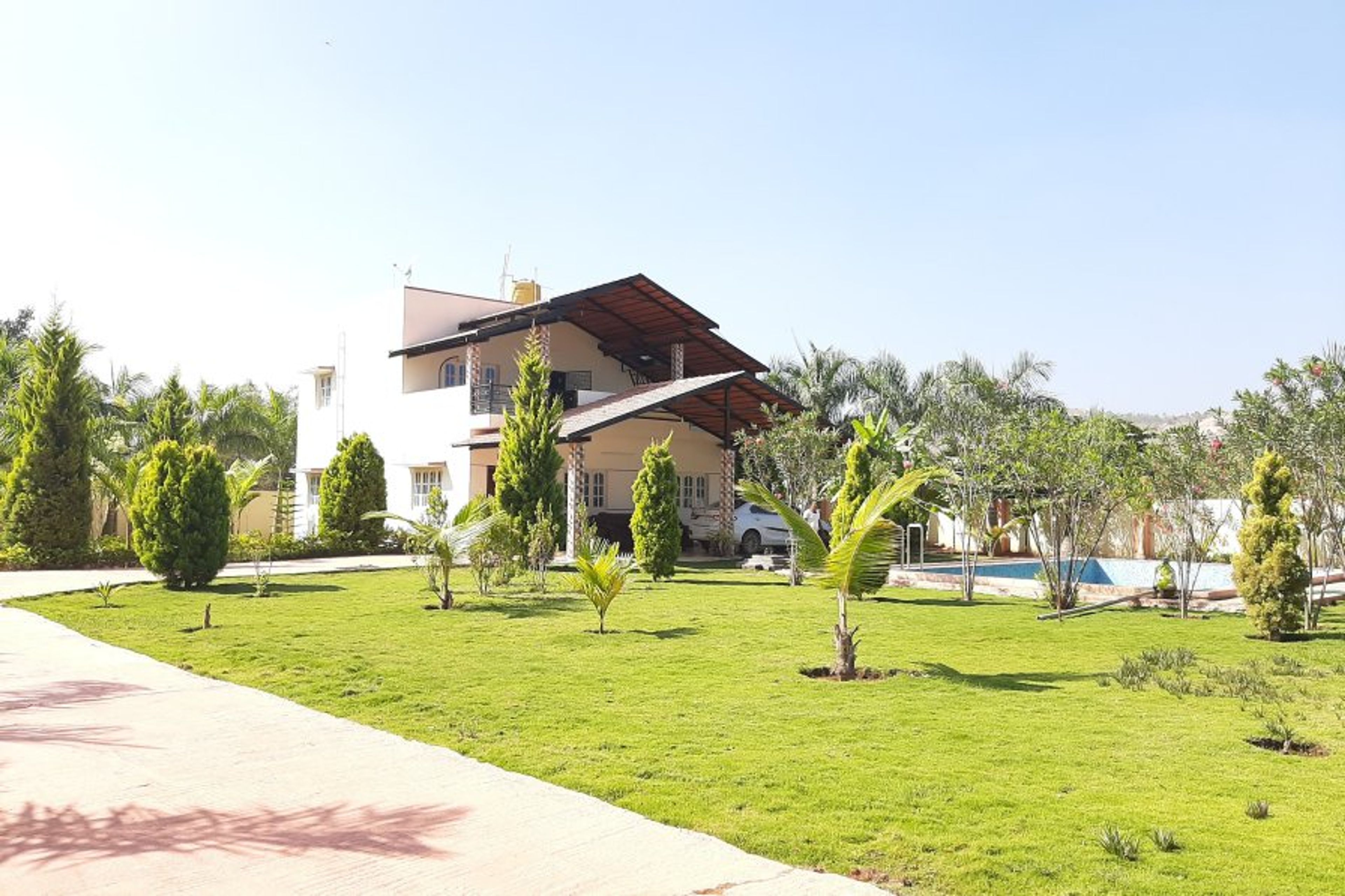 Entrance look with garden 