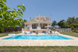 Mouzaki holiday villa rental with private pool