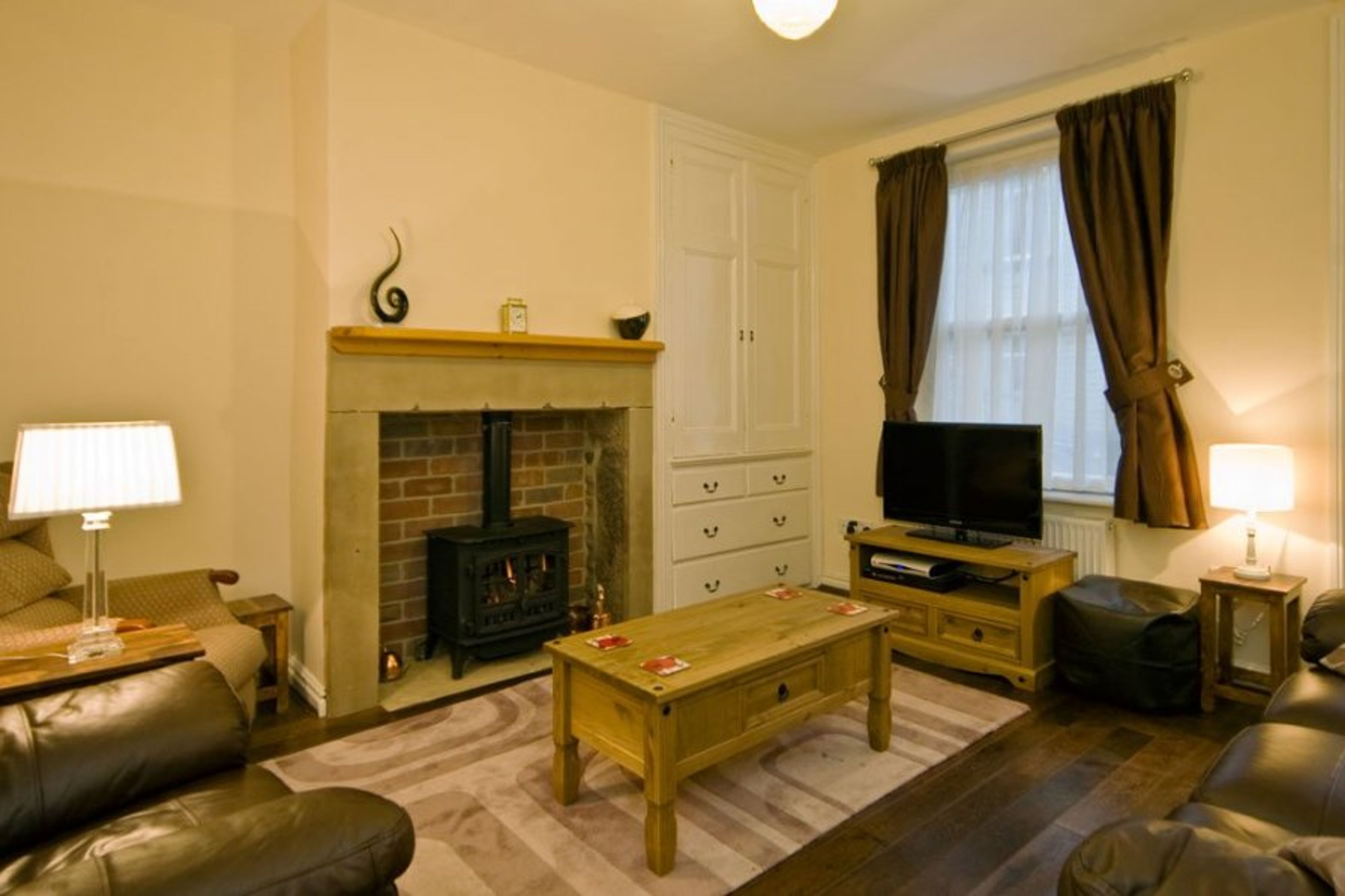 Cozy living room Wood Log effect gas fire, Flat screen TV Free View.  