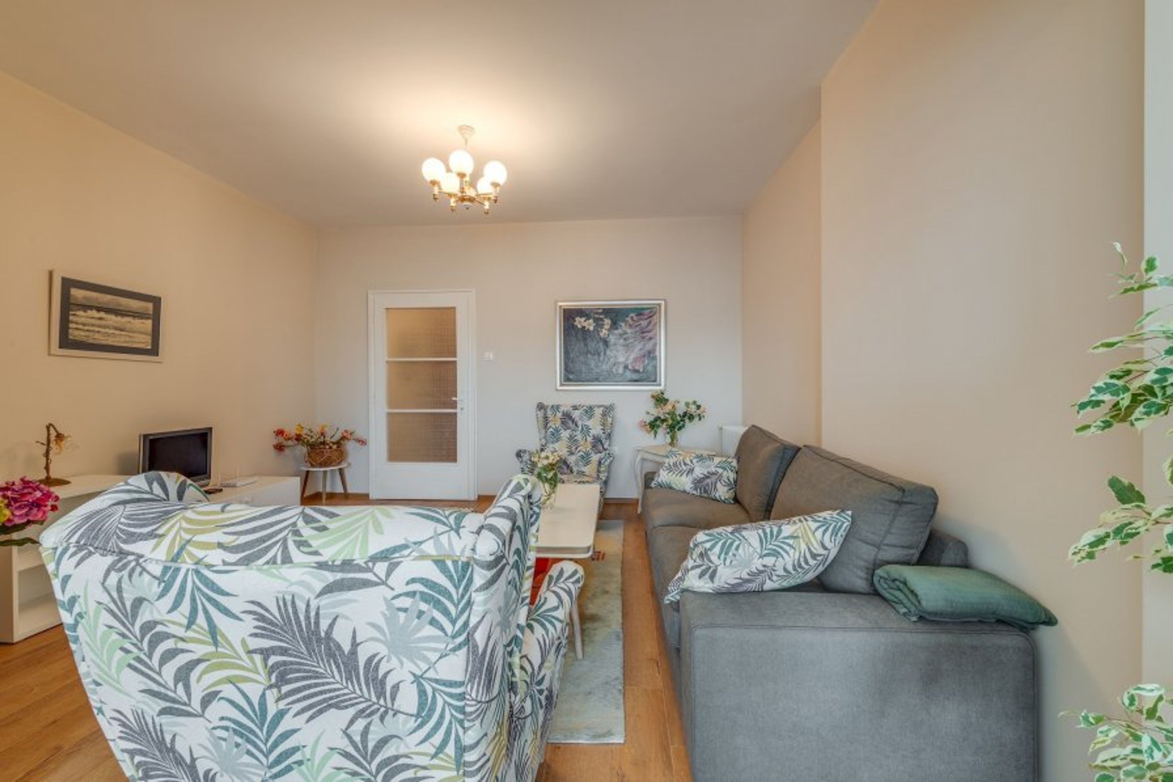 Spacious living room with TV and WIFI