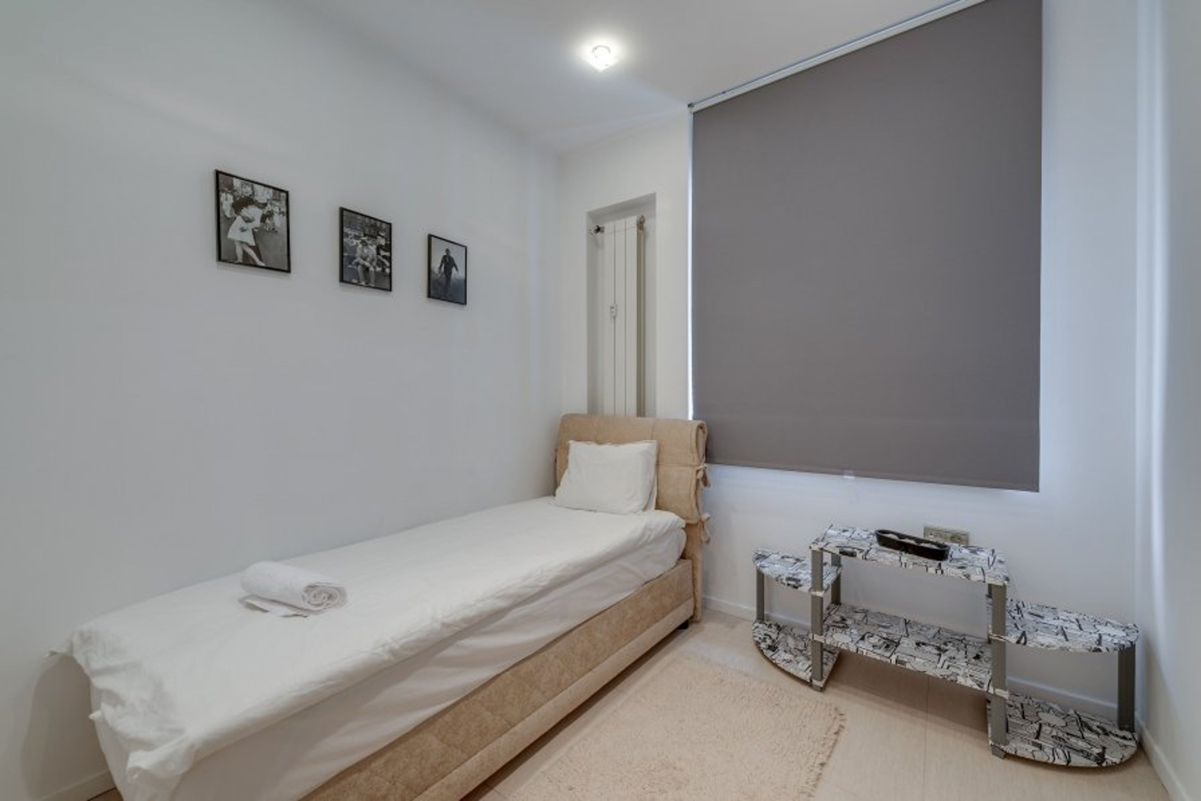 Second bedroom with single bed 