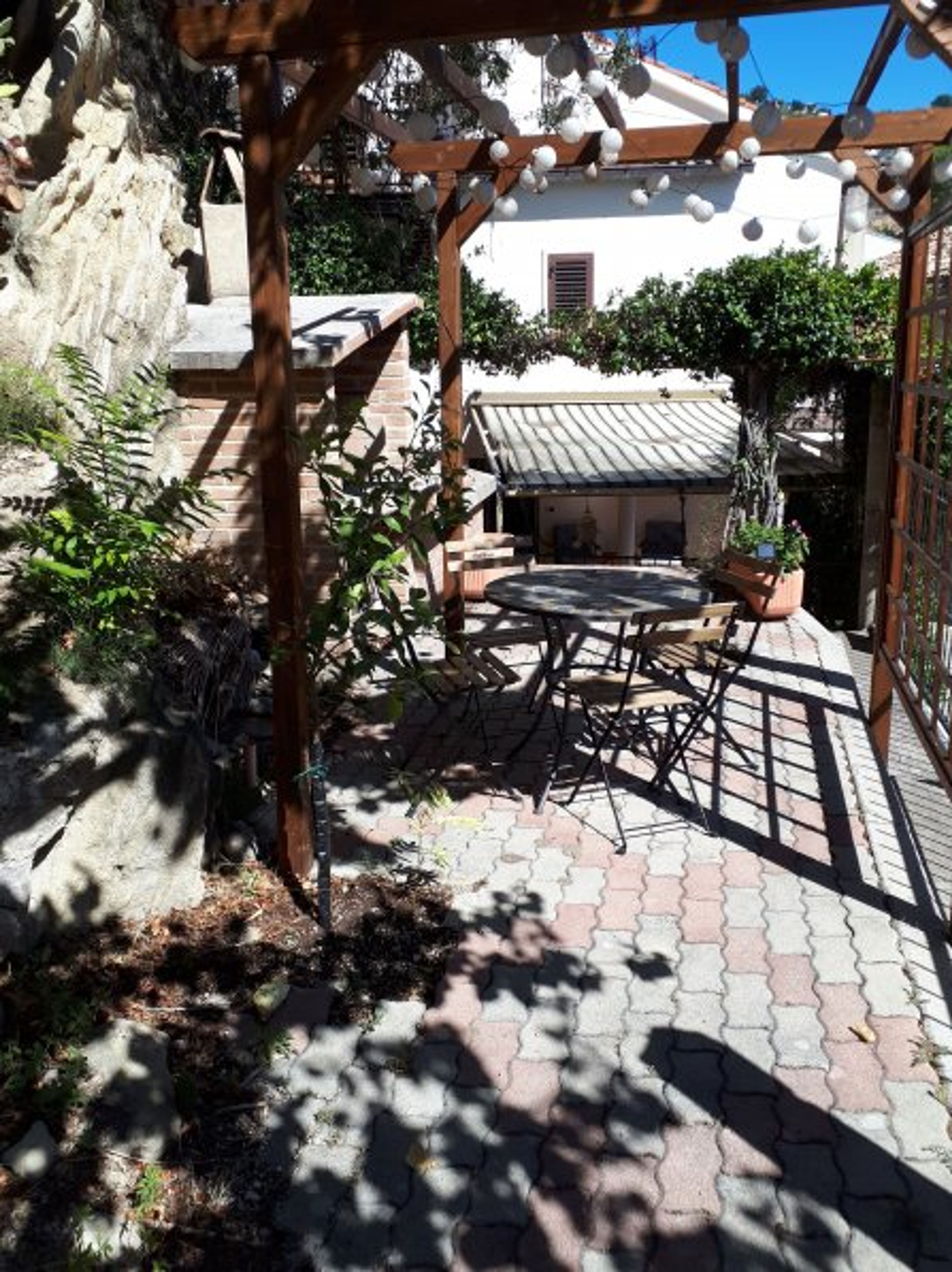 Upper garden with pergola + BBQ + 2nd eating area
