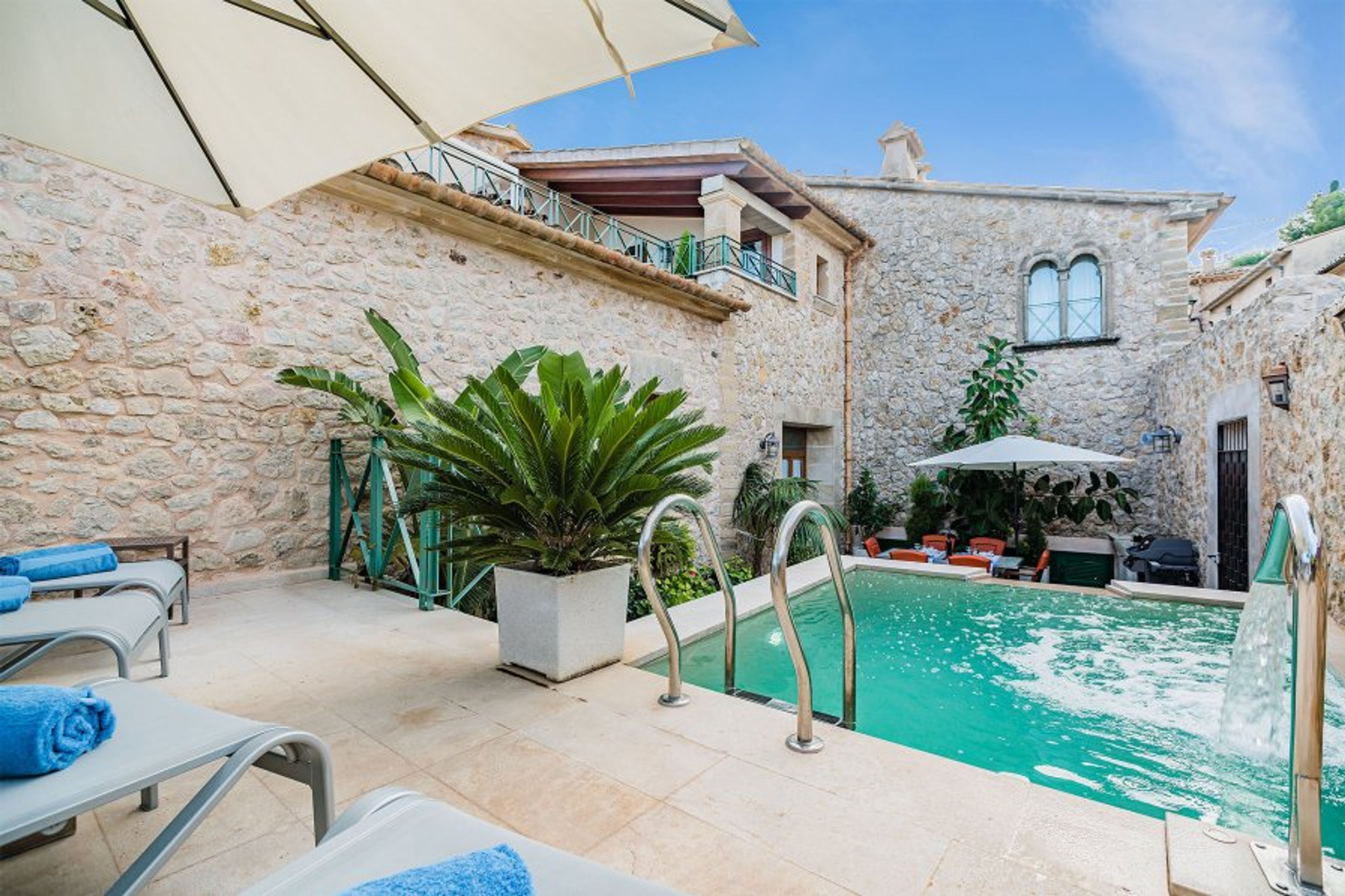 Villa Domus Lleo, a Lovely Luxury House in Town Center