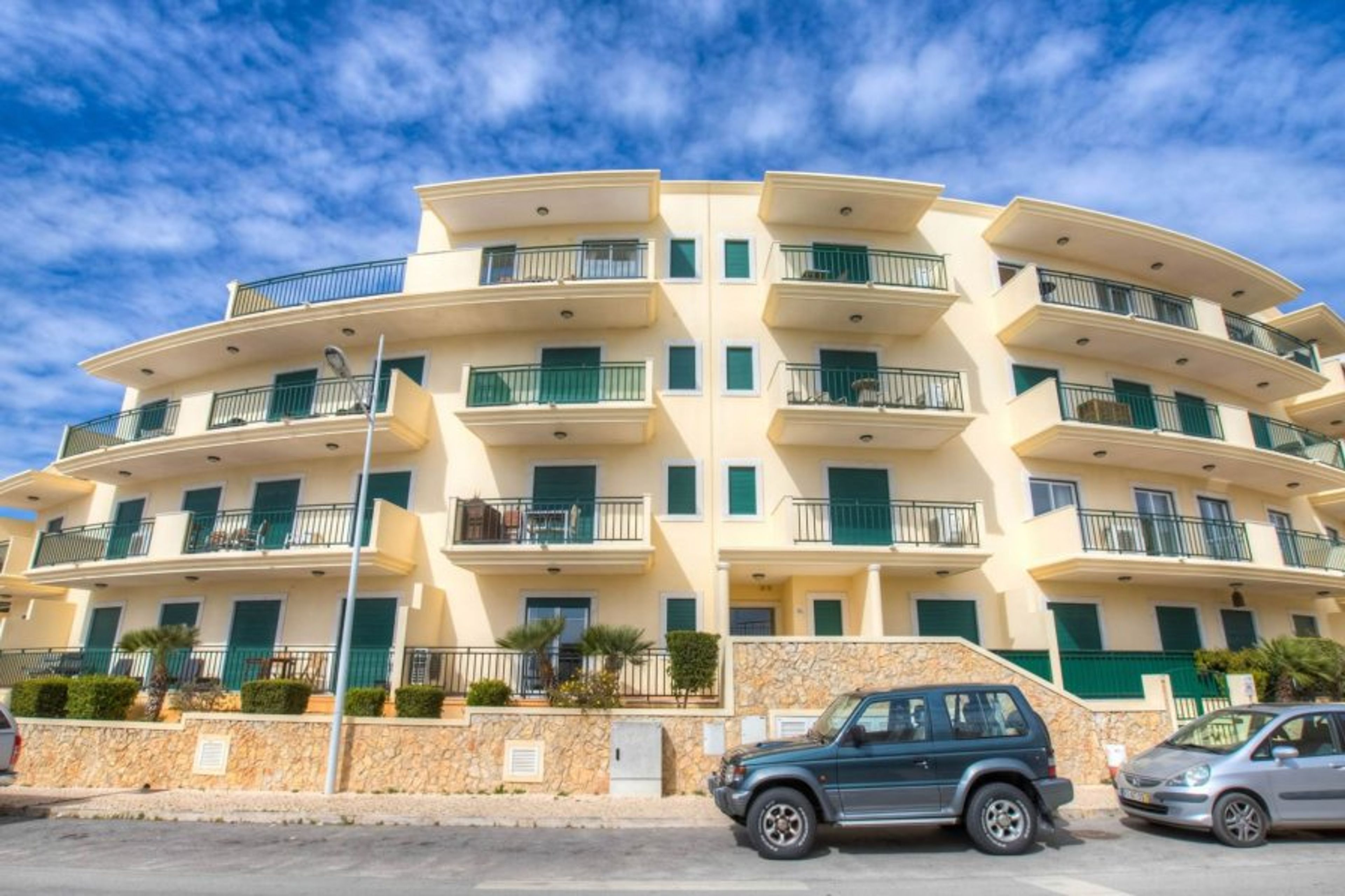 2 bedroom apartment with sea views 