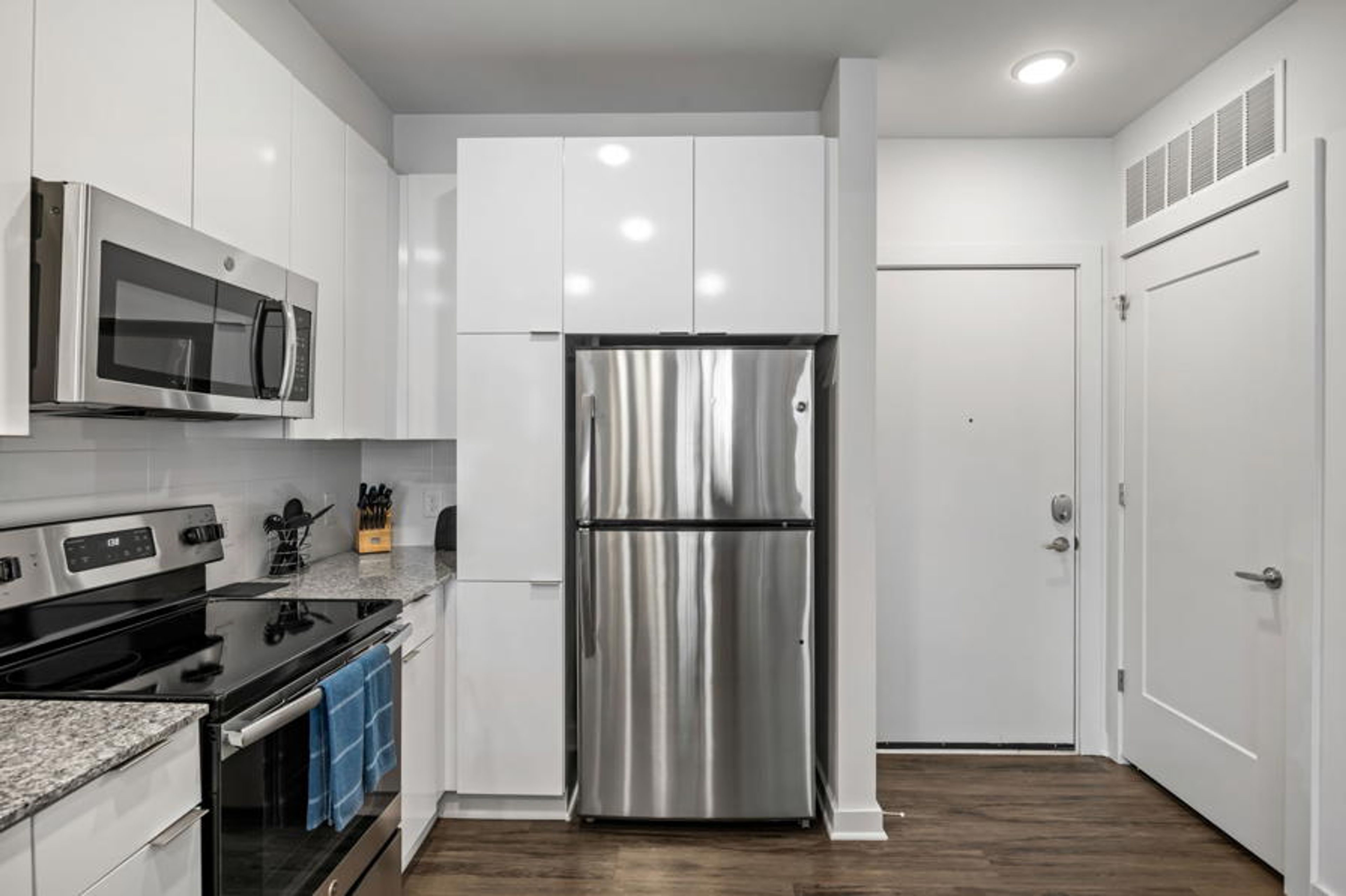 Modern Kitchen with Whirlpool Stainless Steel Appliances - Corporate Housing Atlanta - 1-Bedroom Spectacular Suites