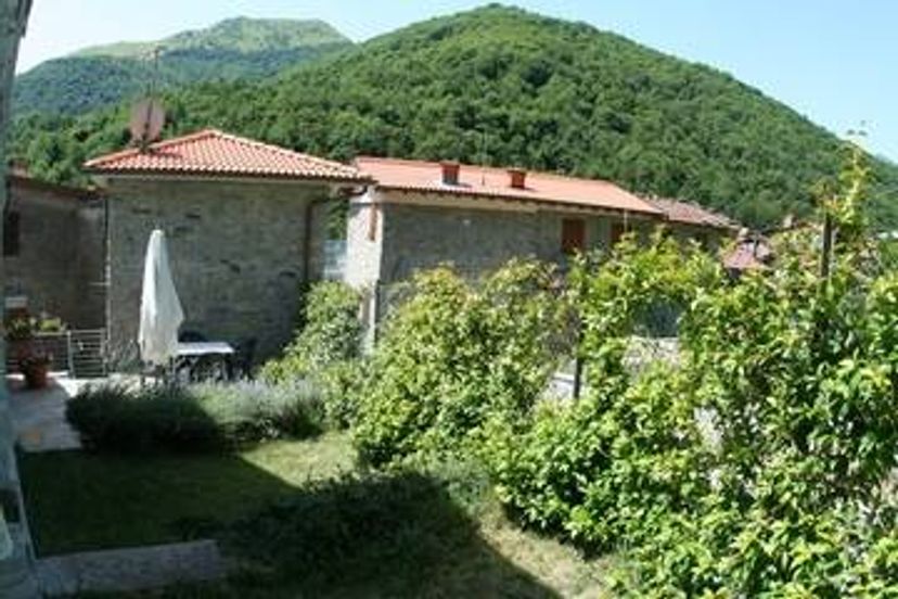 Villa in Pascoso, Italy: The garden and external view of Casa O