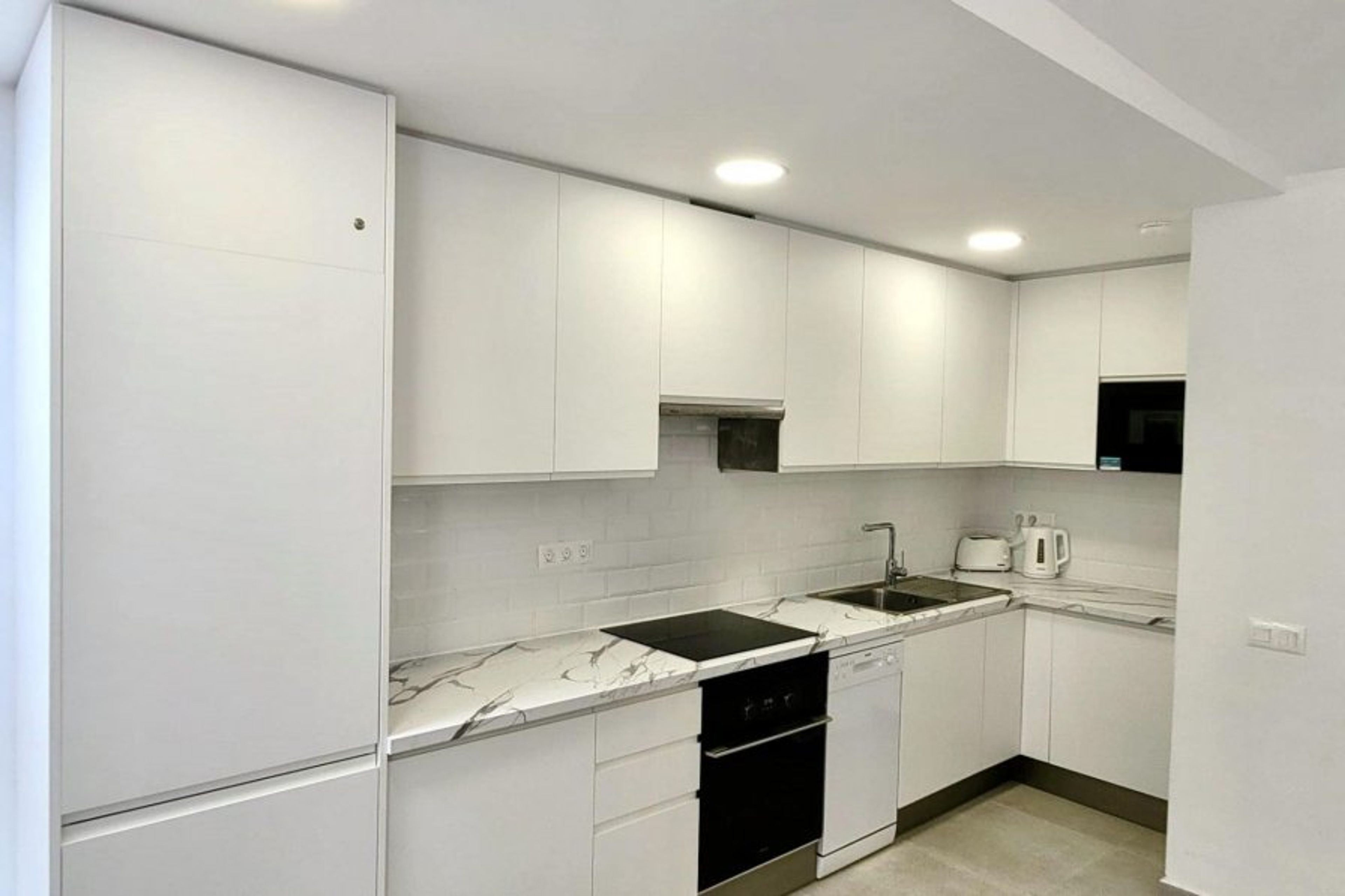 Modern Fully fitted kitchen with Dishwasher and washing machine and intergrate fridge freezer.