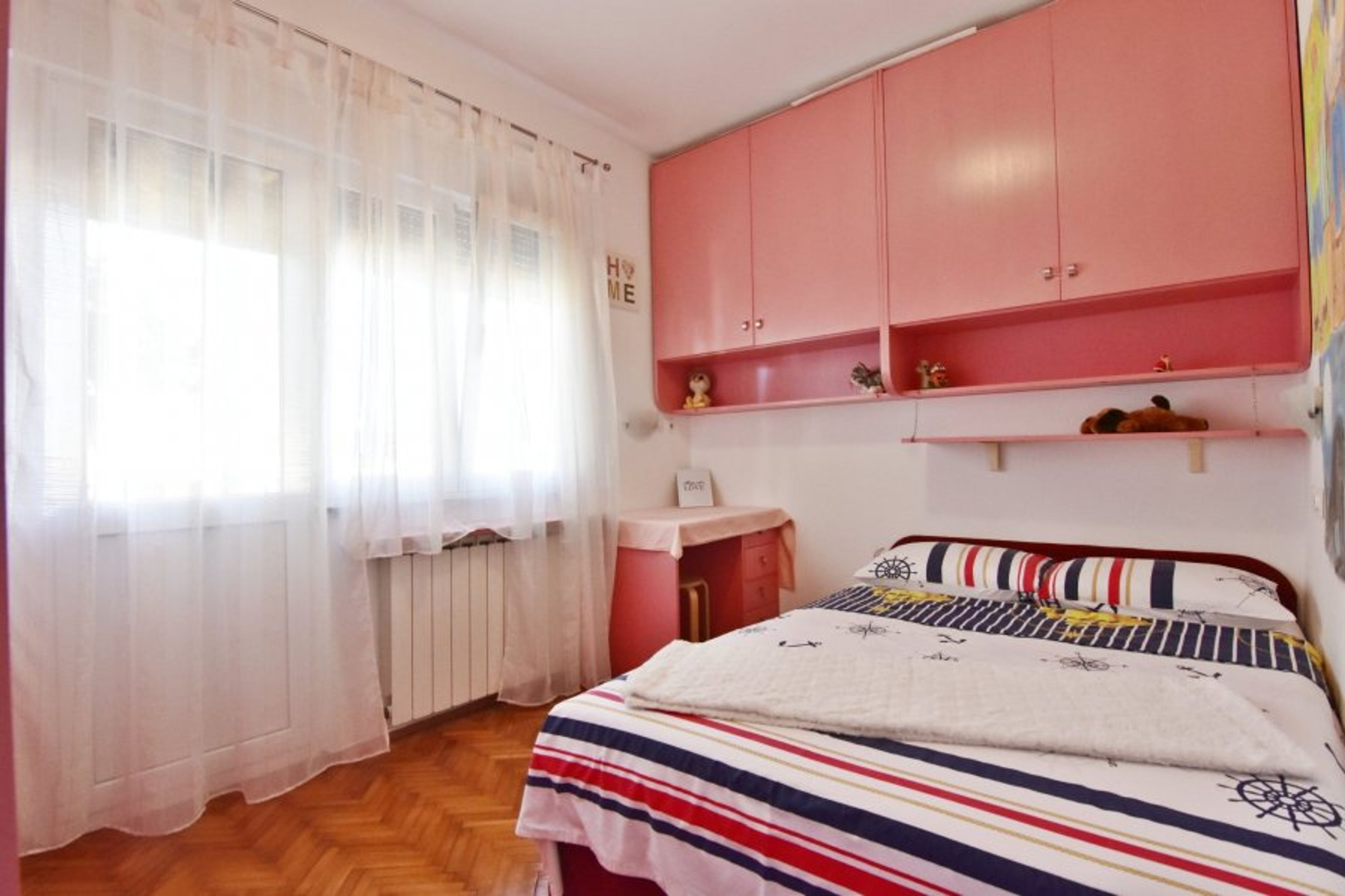 The bedroom with double bed 140x200, exit to the terrace, closet. 