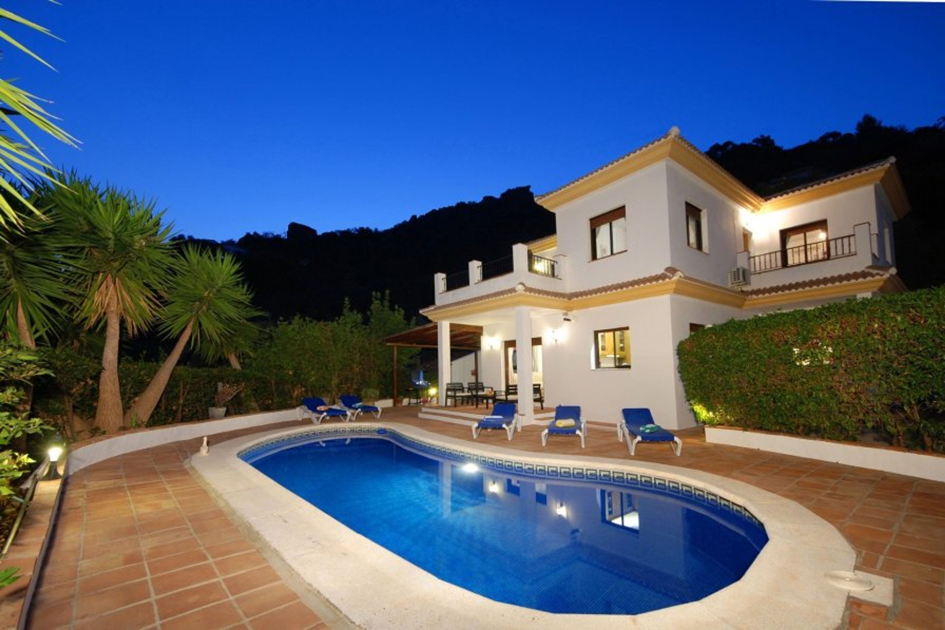 Enjoy heating for the swimming pool even at night!