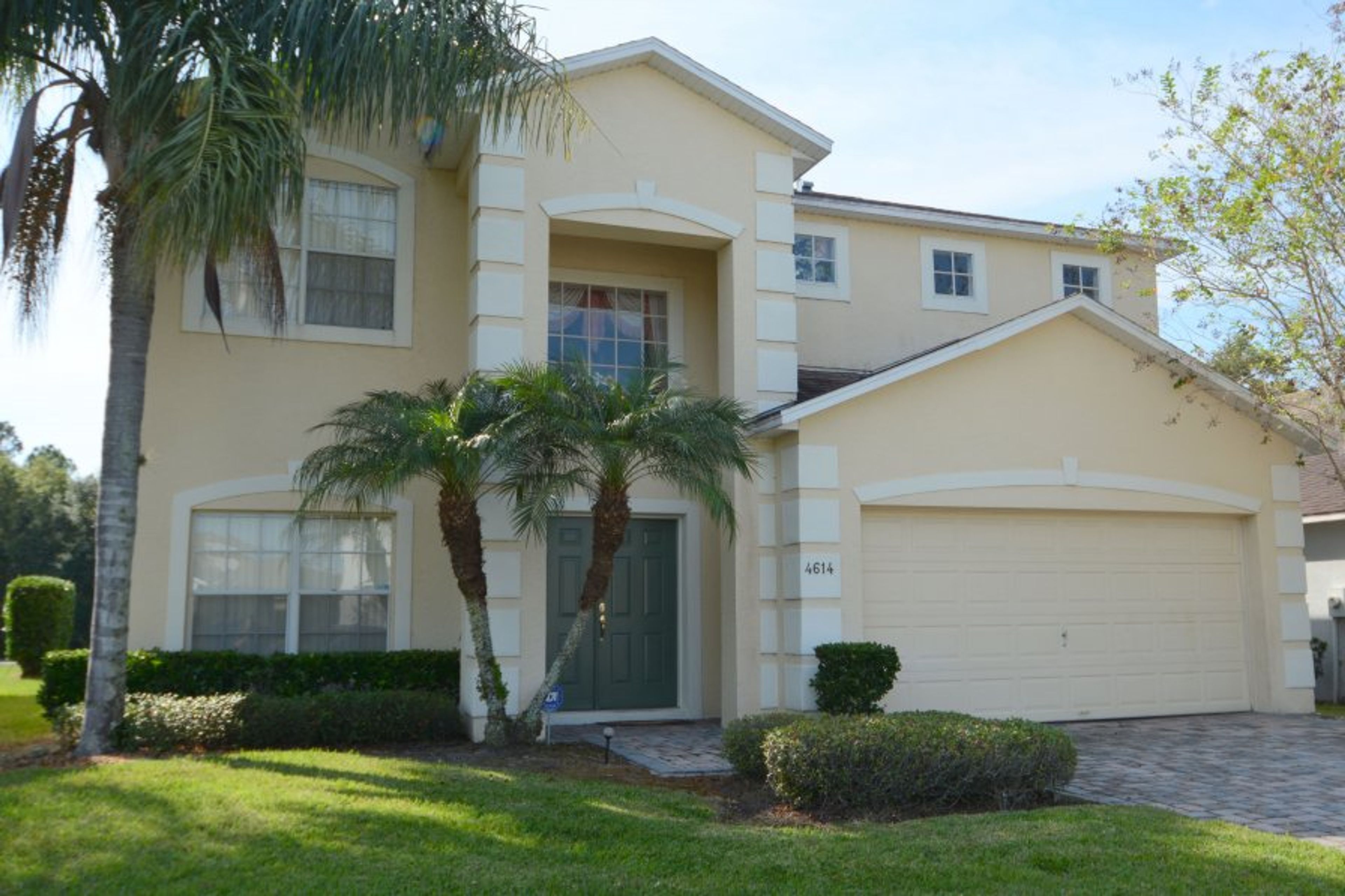 External view of the villa with paved parking