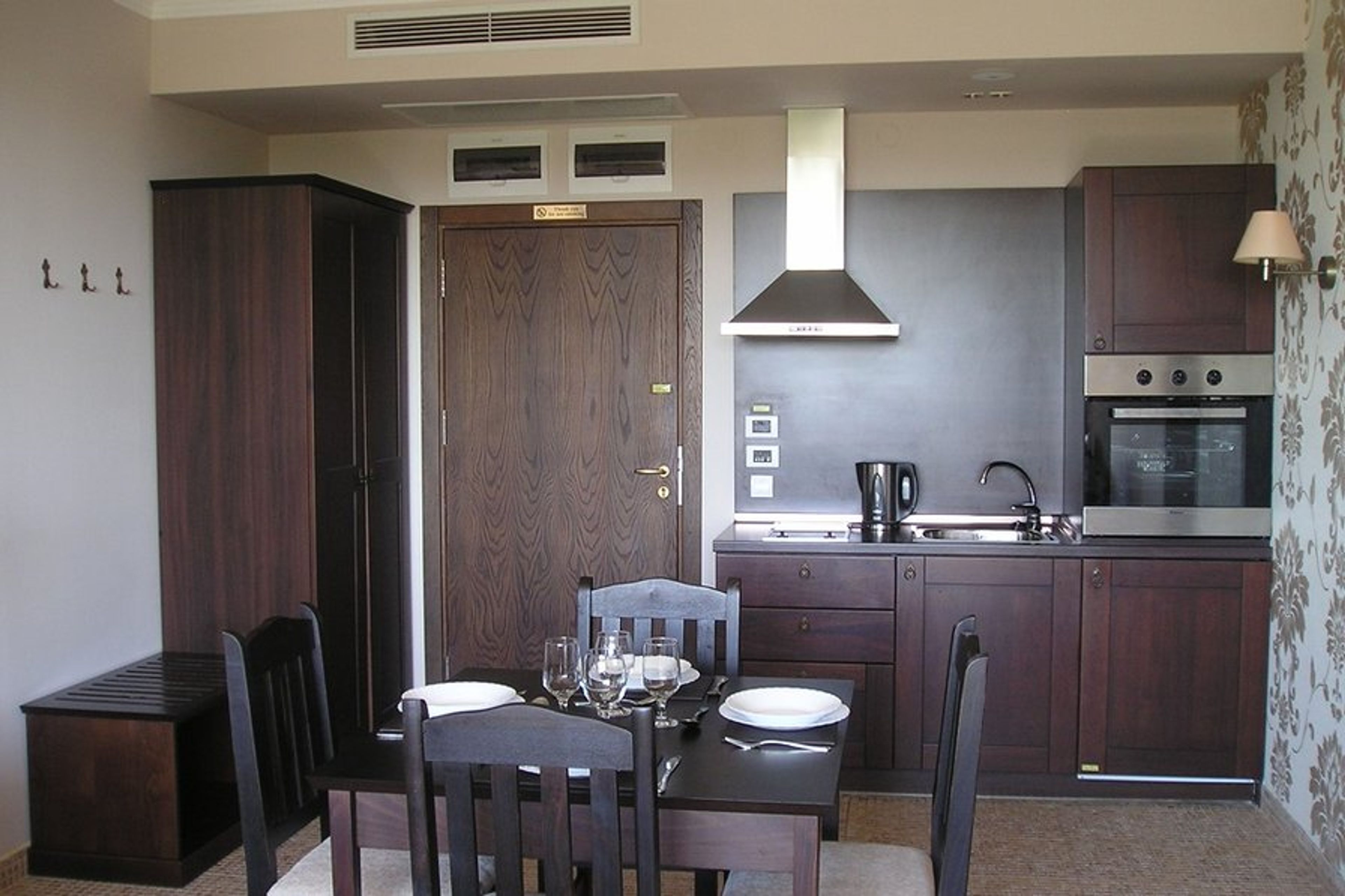 Fully-fitted kitchen with new appliances