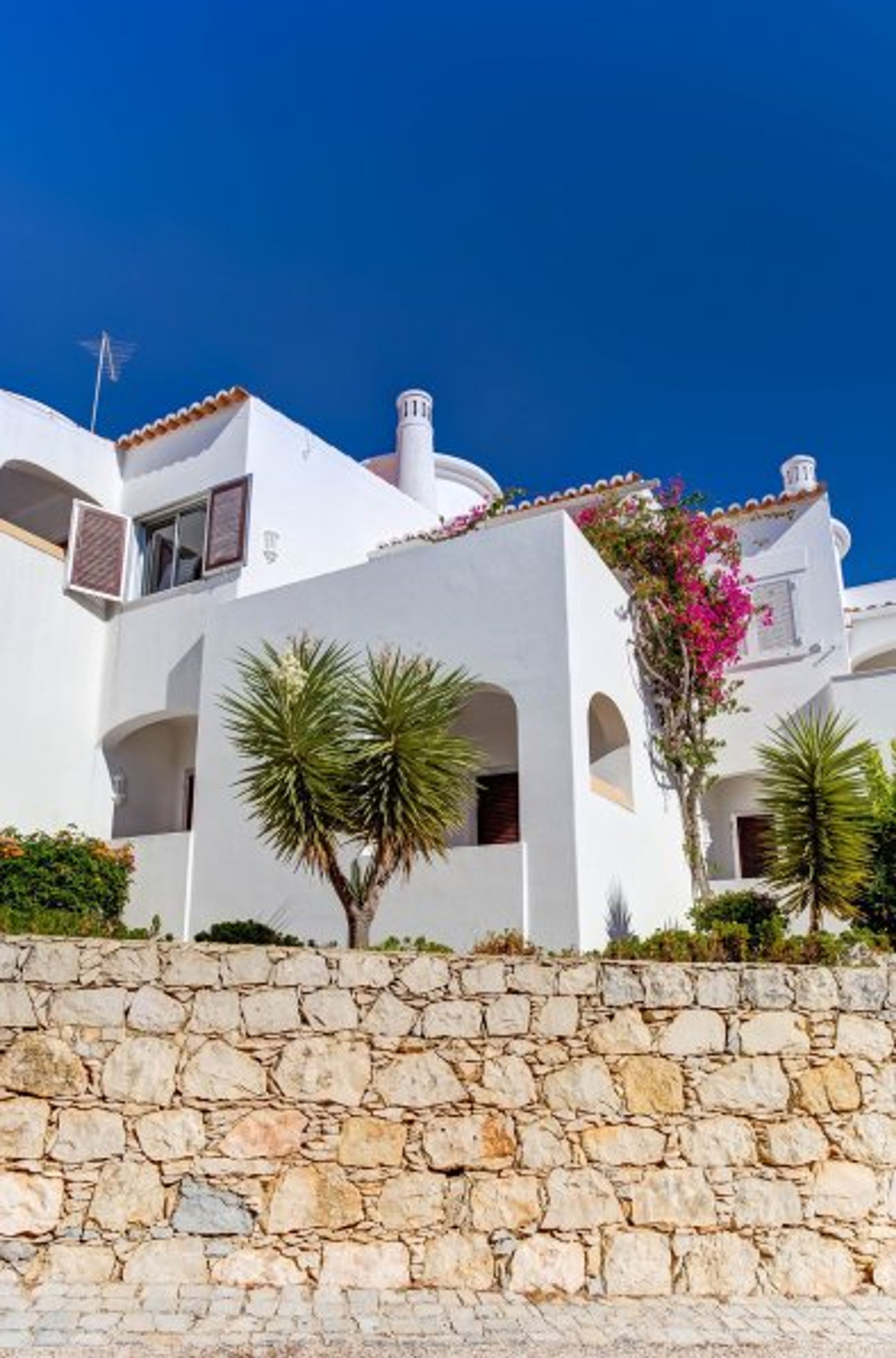 Attractive townhouse in small complex