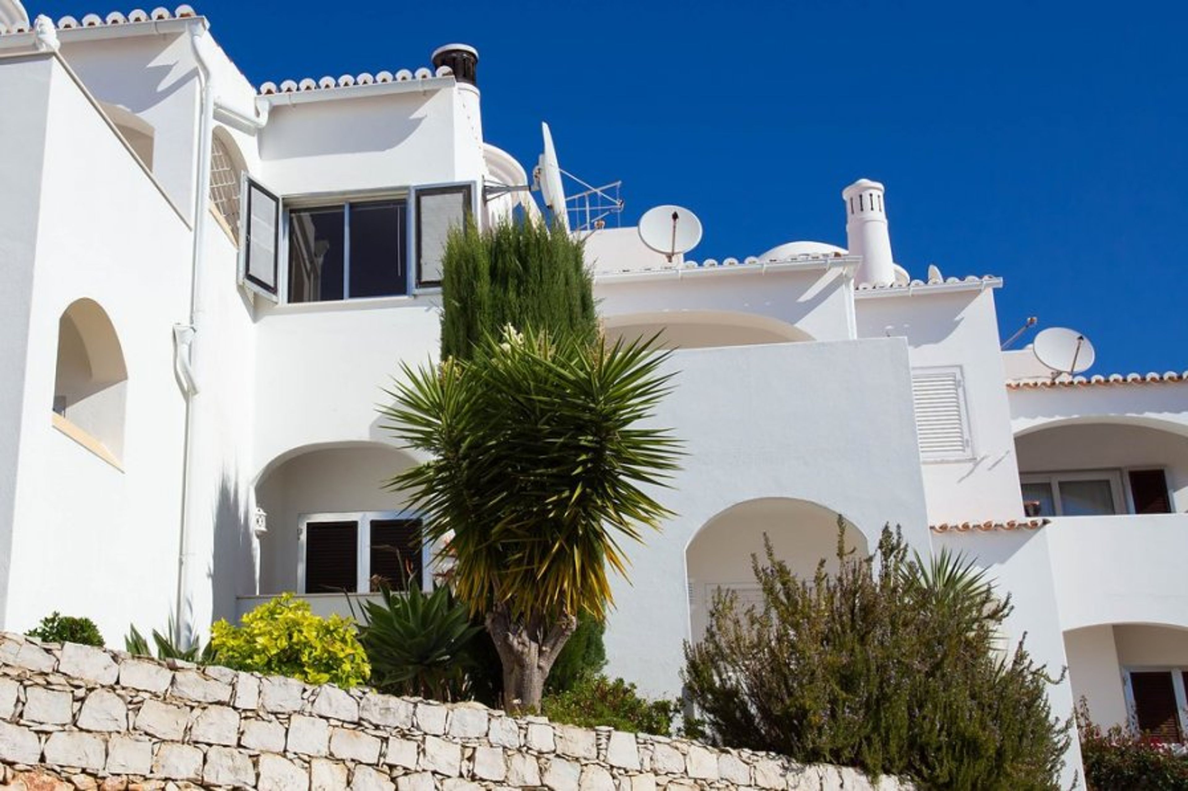 Attractive townhouse in small complex