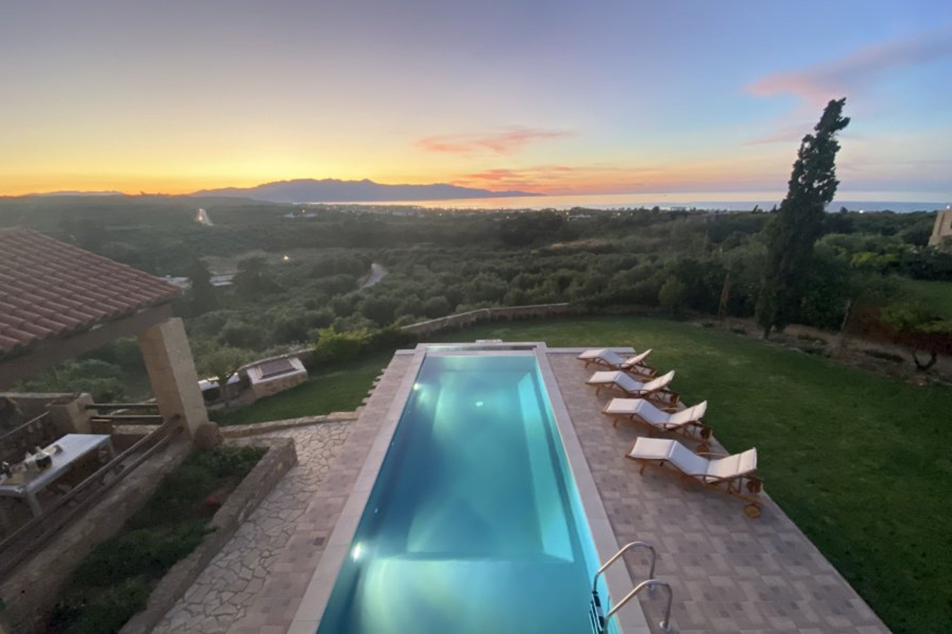 Panoramic luxury with infinity pool, gym, bbq patio and garden
