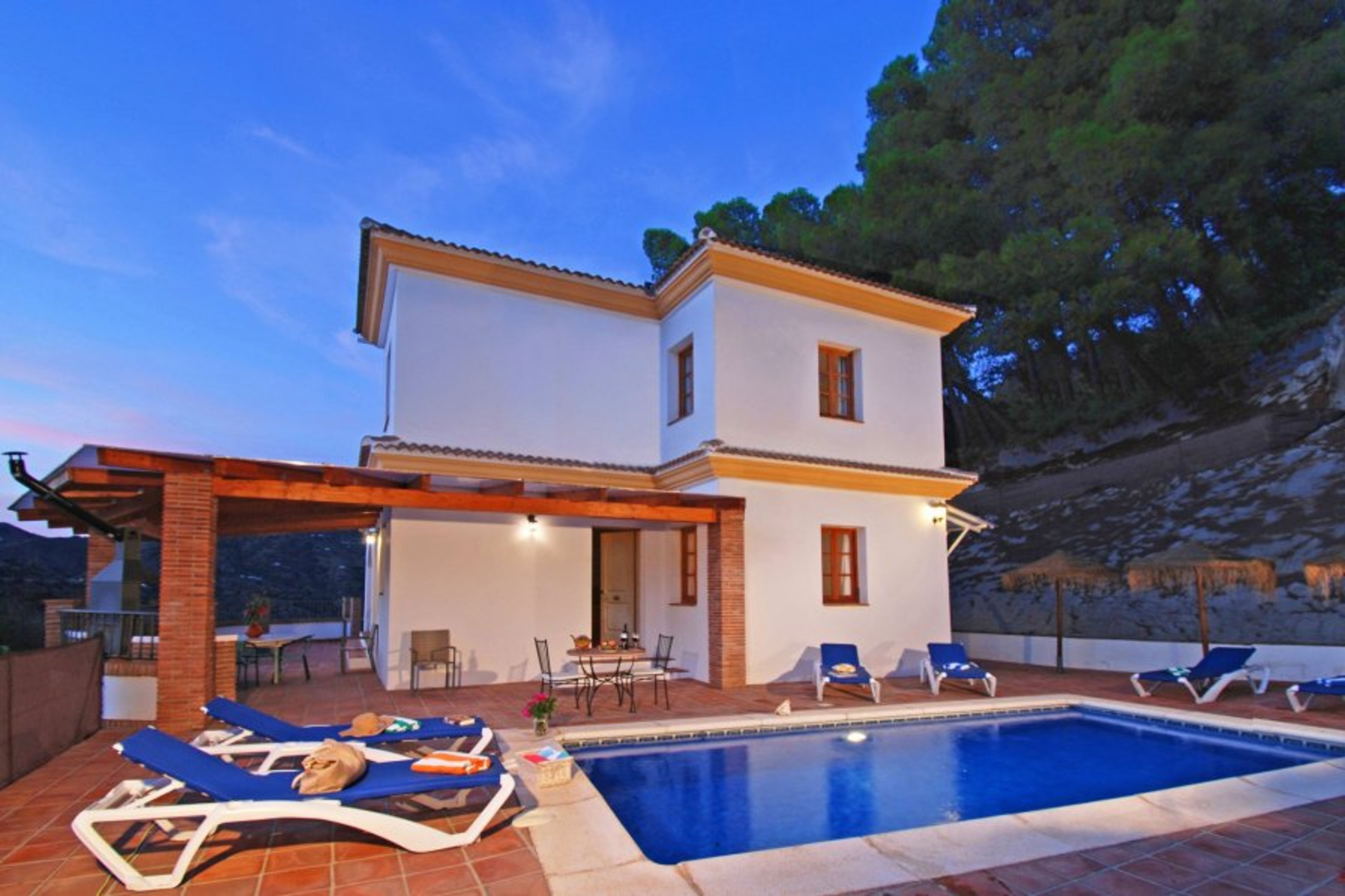 Villa Los Pinos by night. 