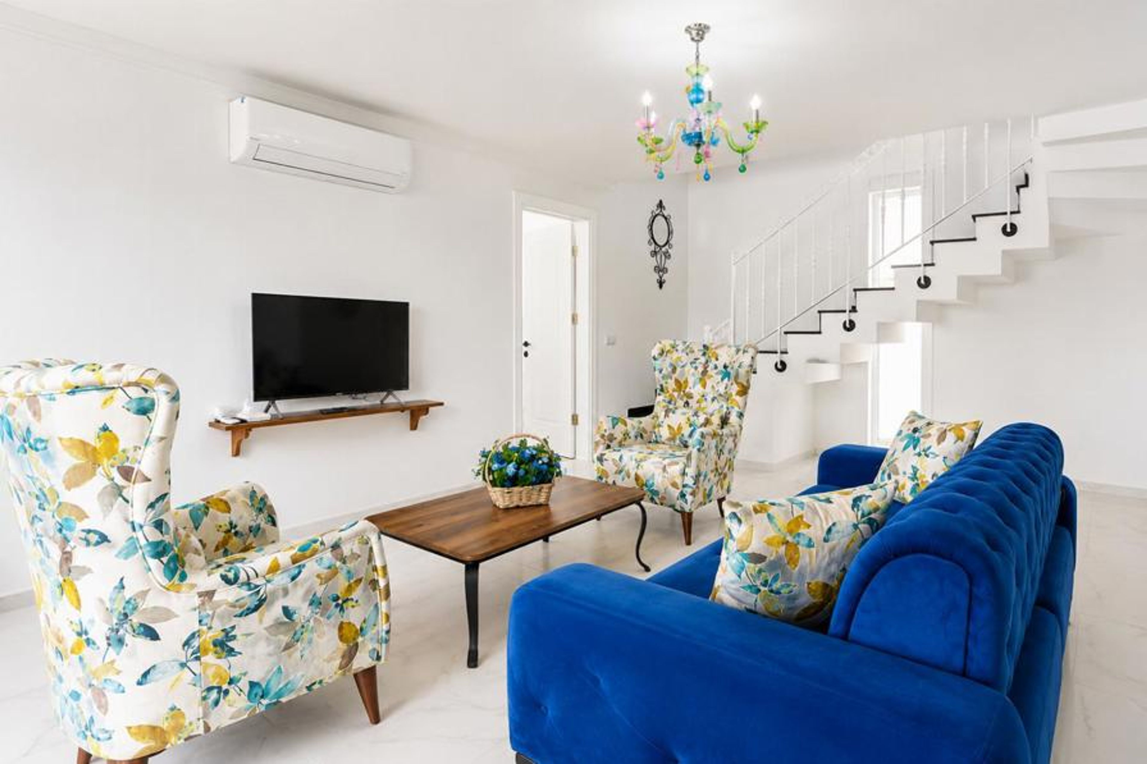 Open-plan living room with sofas, dining area, kitchen, A/C, WiFi internet, satellite TV, and terrace access