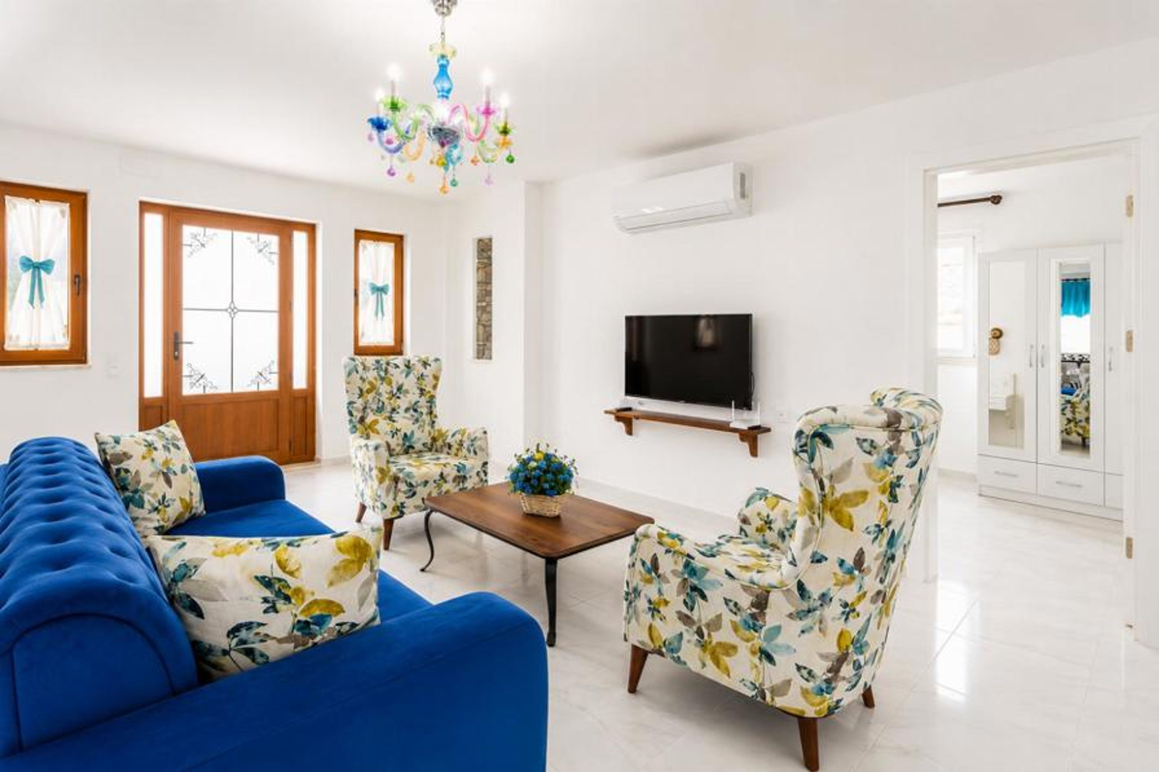 Open-plan living room with sofas, dining area, kitchen, A/C, WiFi internet, satellite TV, and terrace access