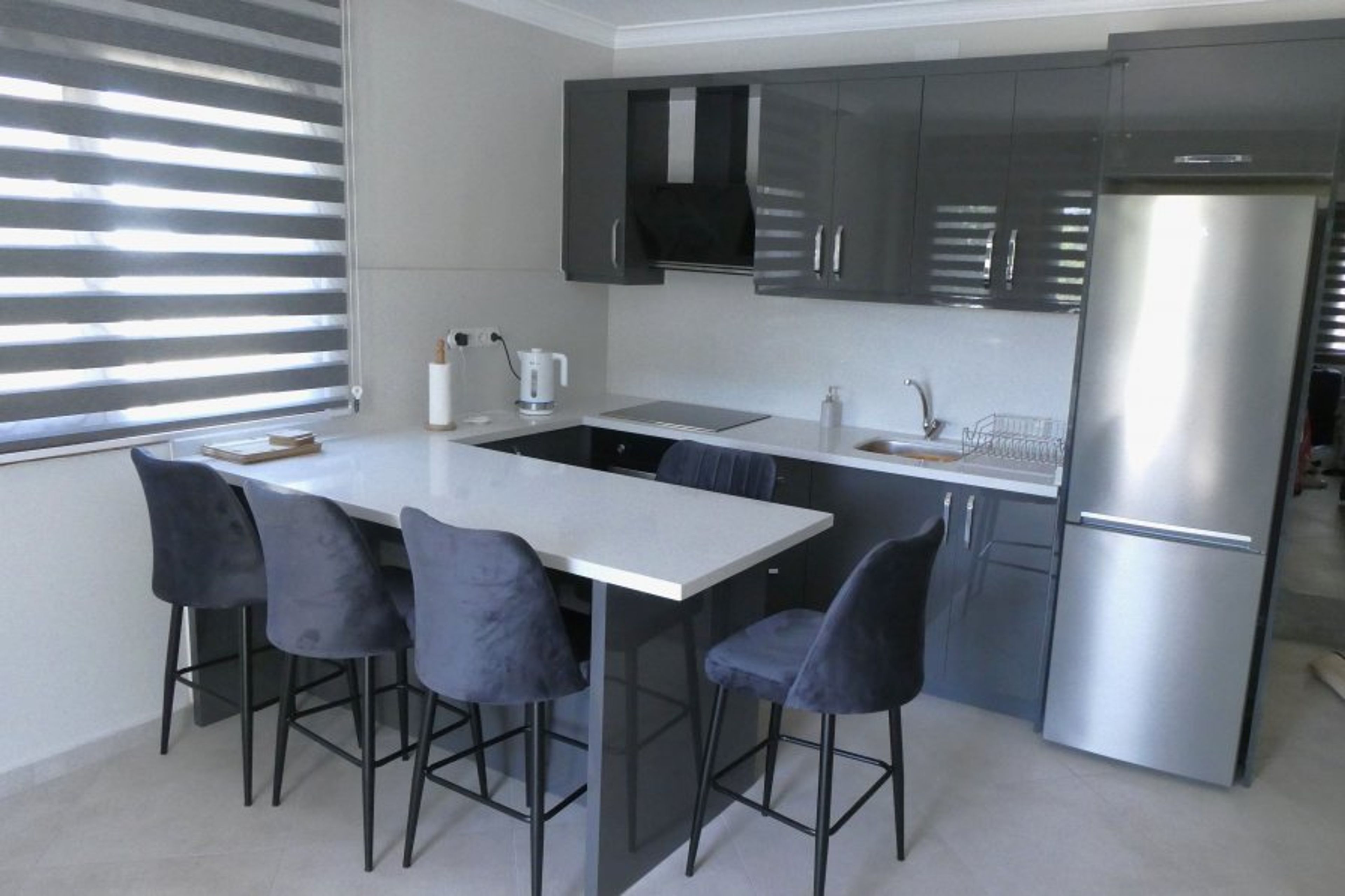 Fitted kitchen and dining area