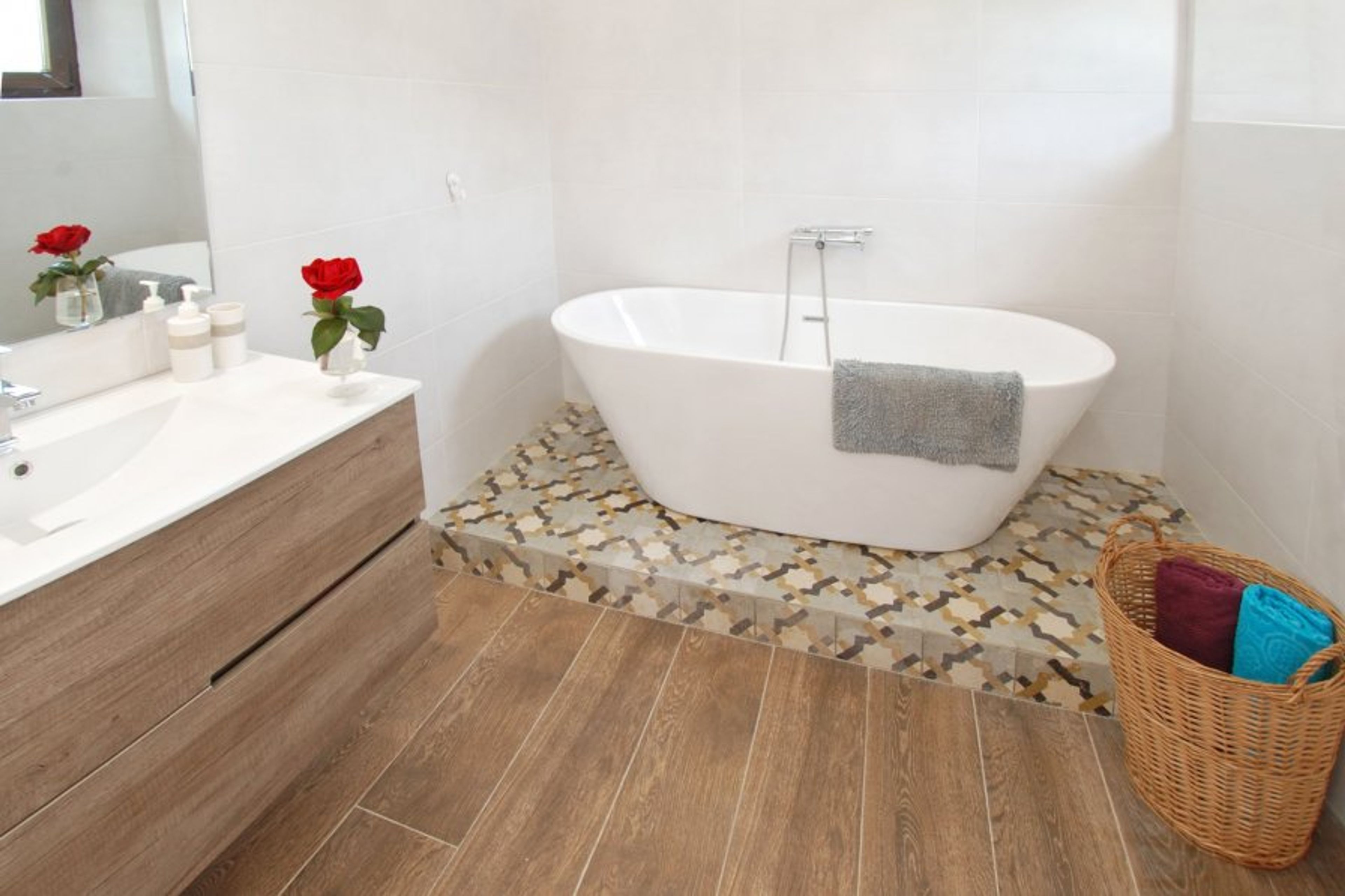 The en-suite bathroom belonging to the masterbedroom with bathtub.