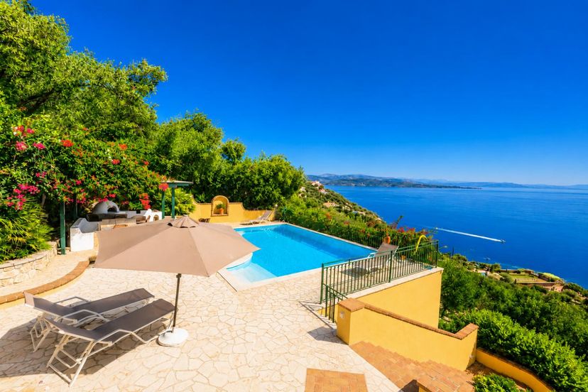 Villa in Greece, Nissaki: Private pool and terrace