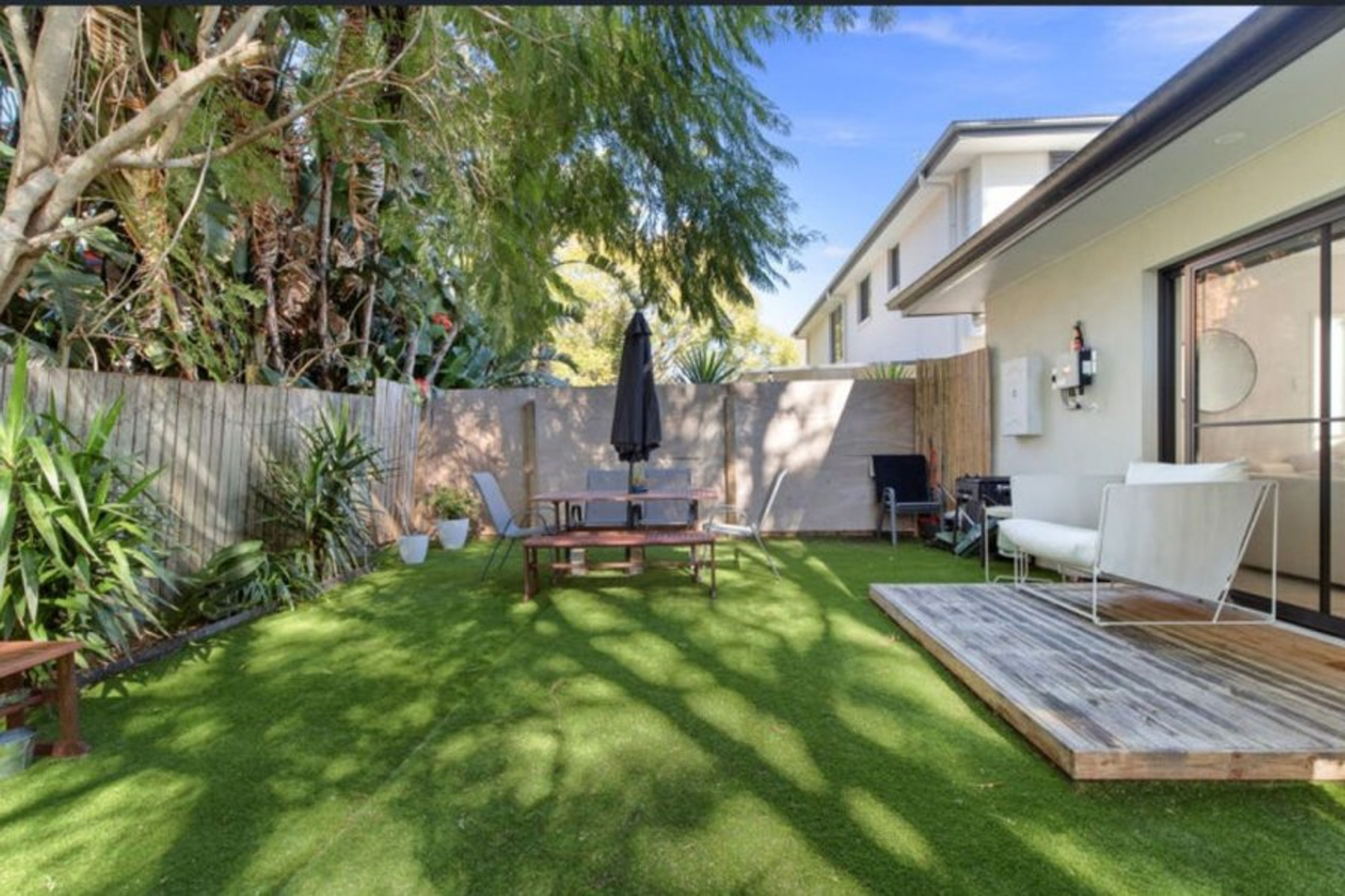 Lovely outdoor area, fully-fenced and private 