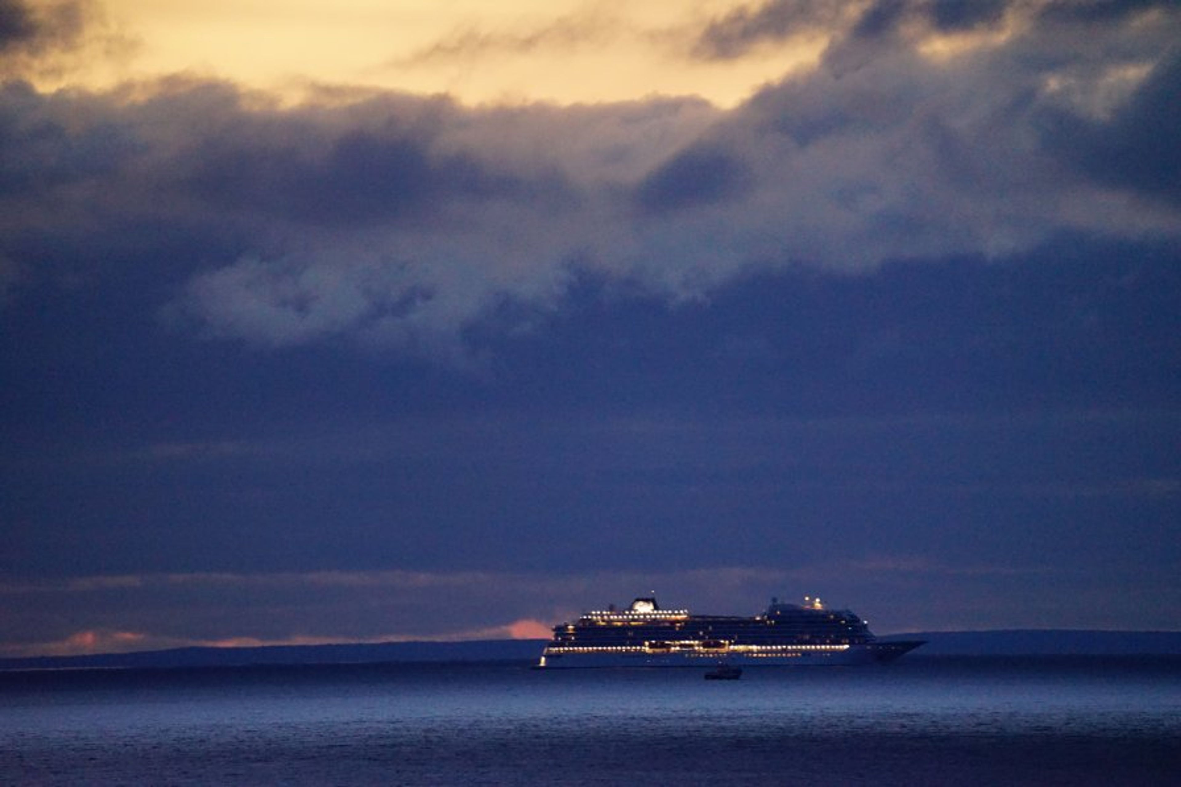 Passing Norwegian cruise liner, viewed from West Horizon