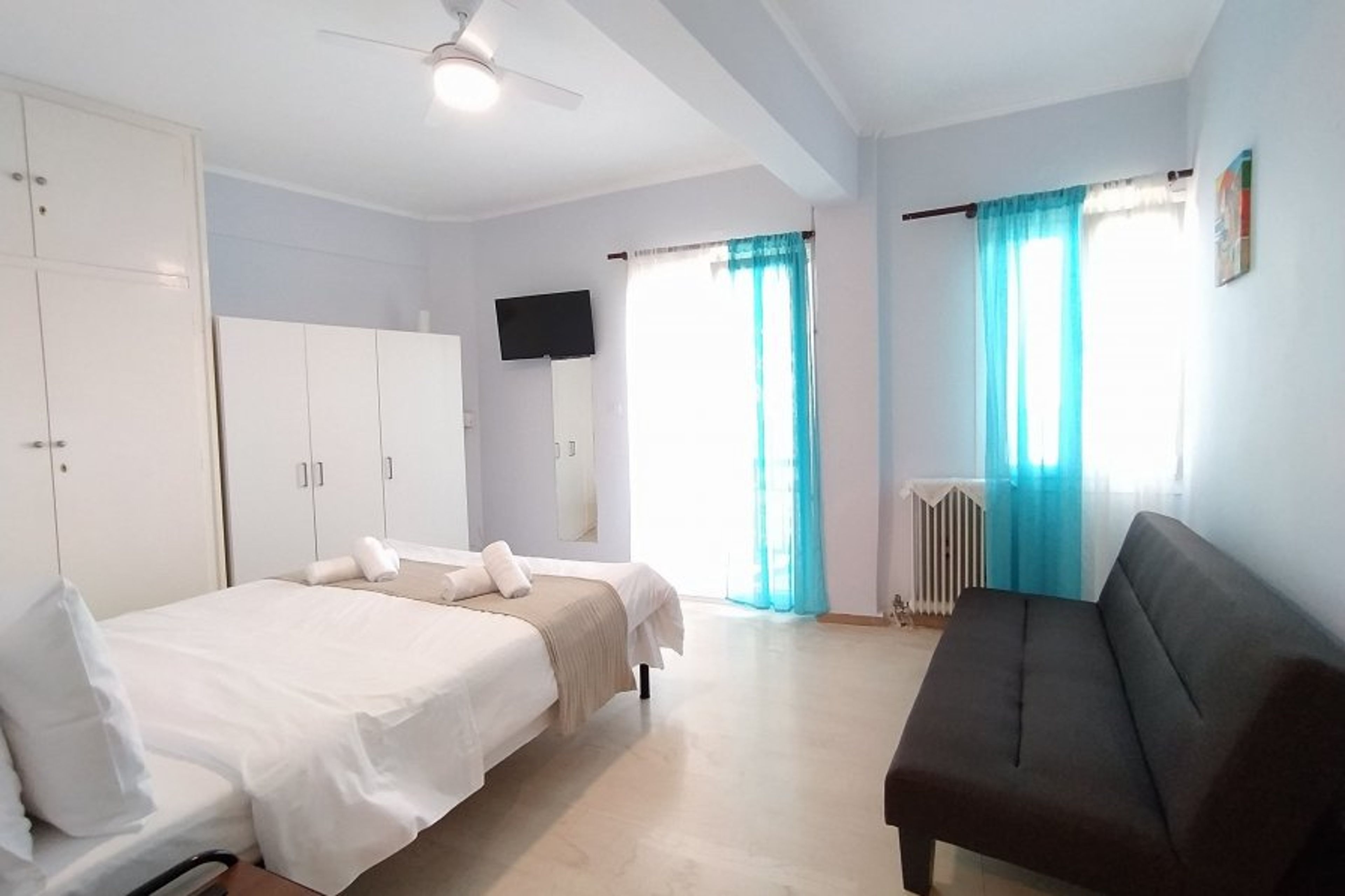 Als Plomari's bedroom with central heating and ceiling fan