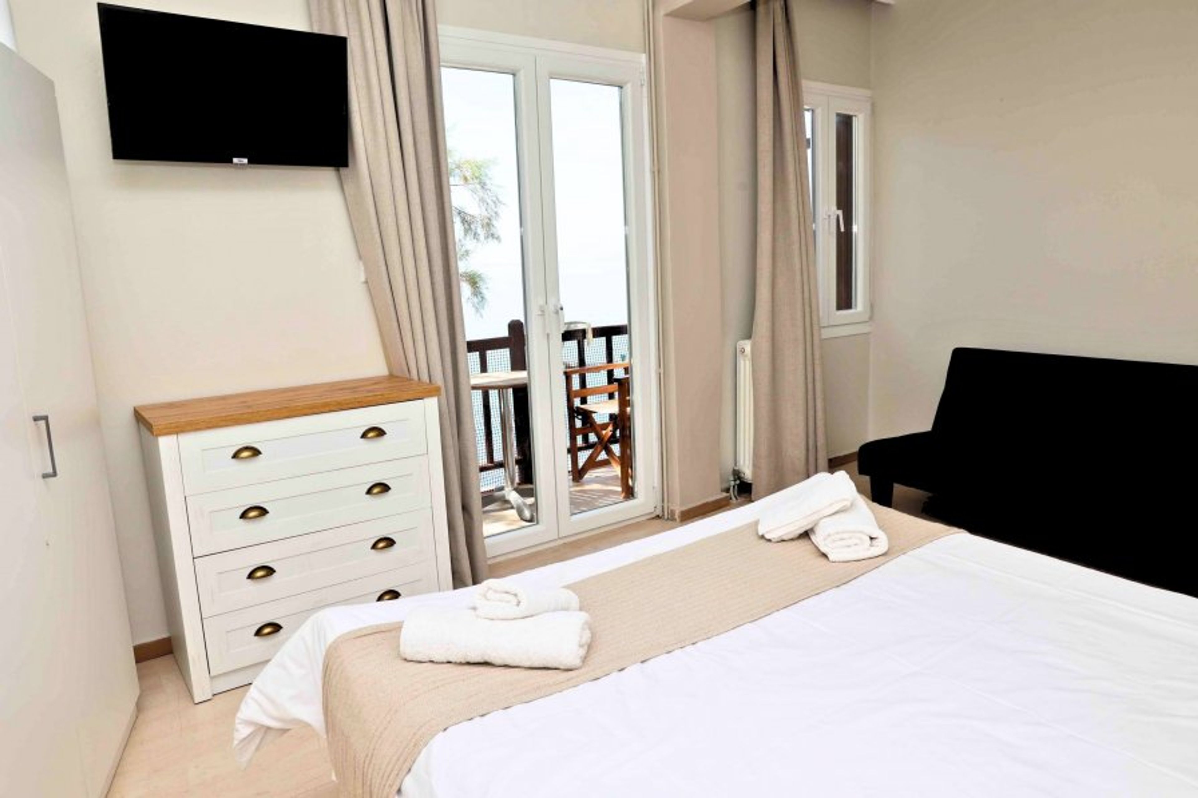 Als Plomari Bedroom with Queen Bed, Sofa Bed, Closed, Drawer, TV, A/C