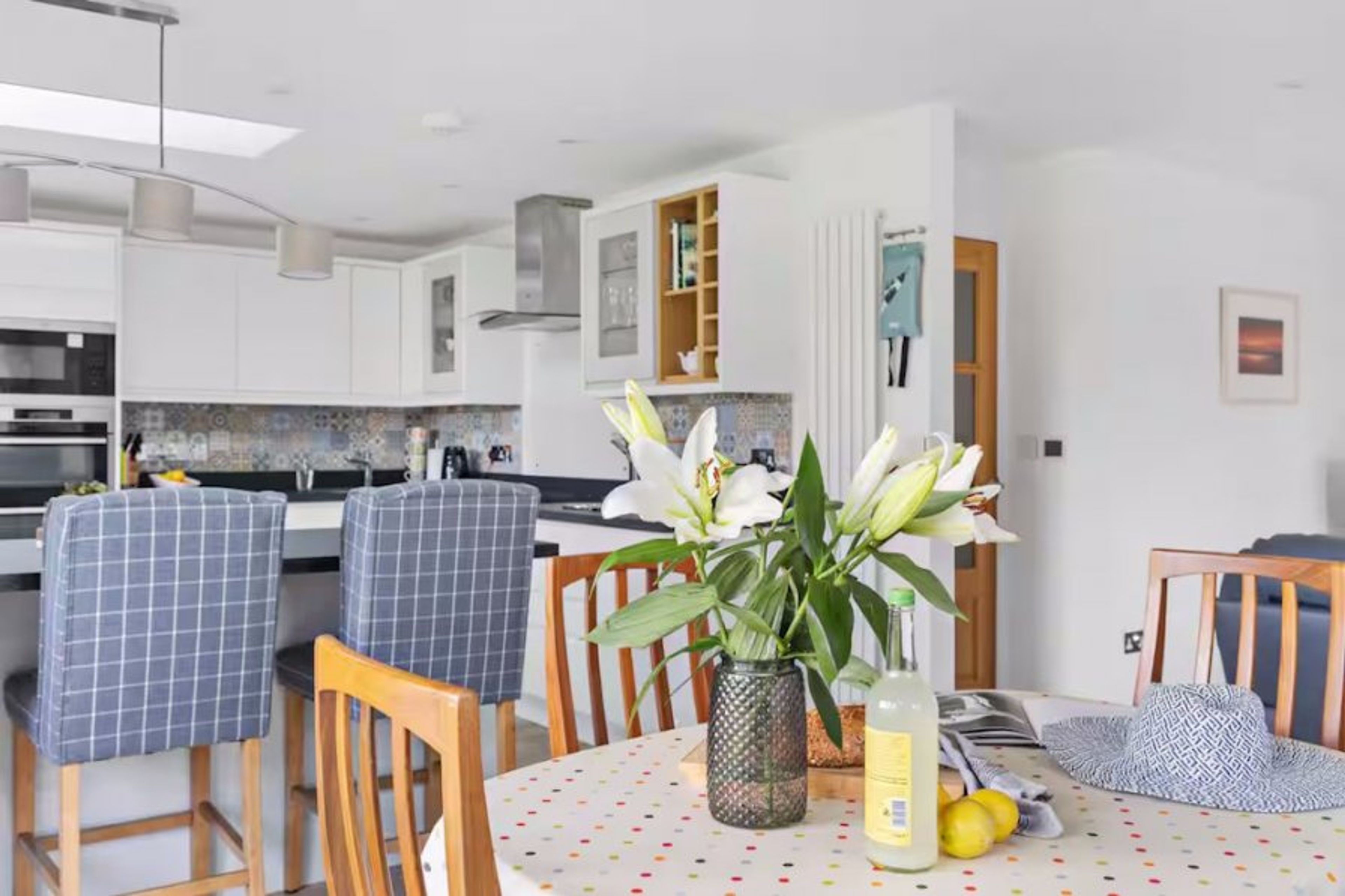 Fully equipped kitchen and dining area