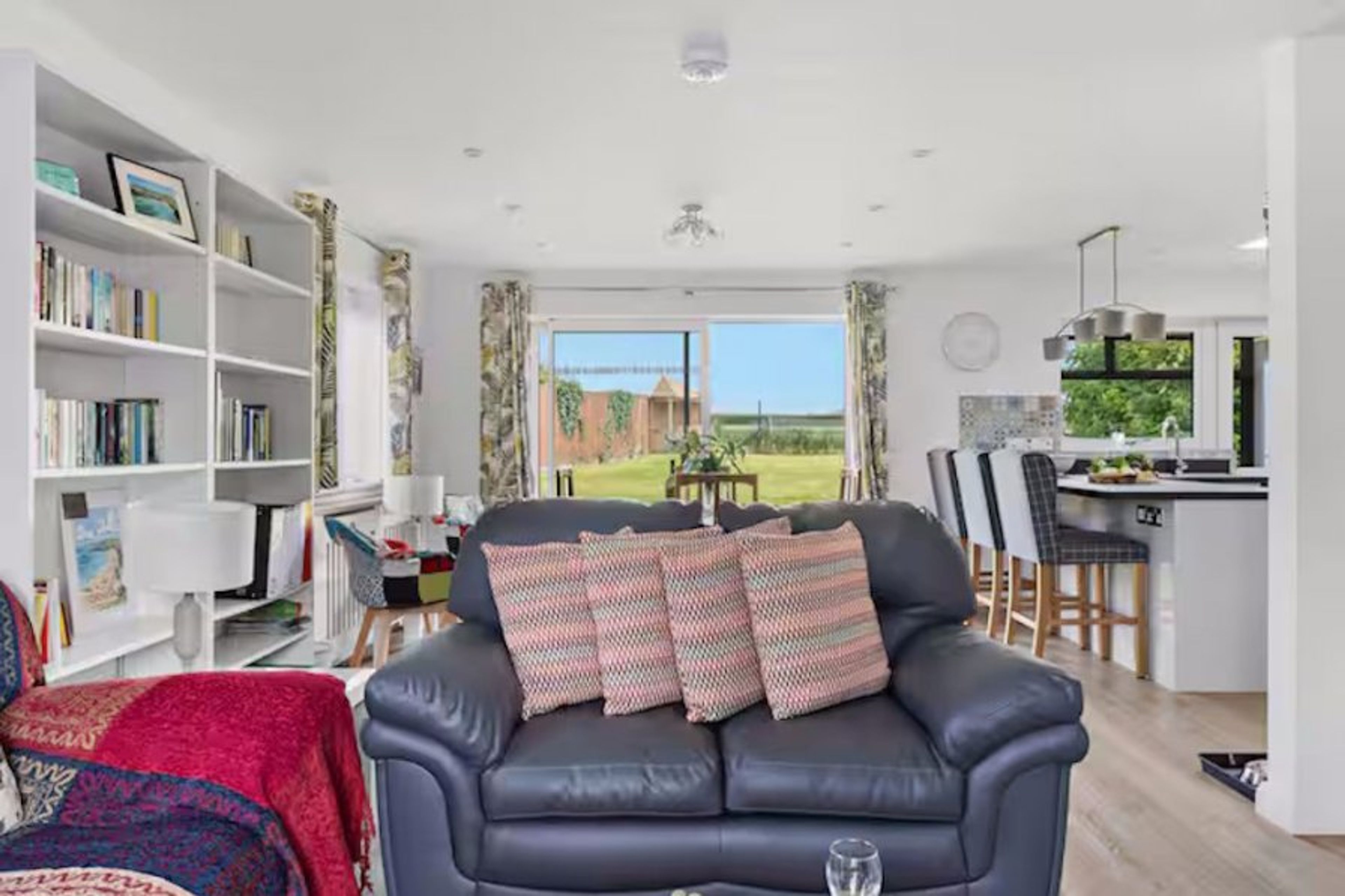 Spacious, bright, and beautifully connected – cook, dine, and unwind