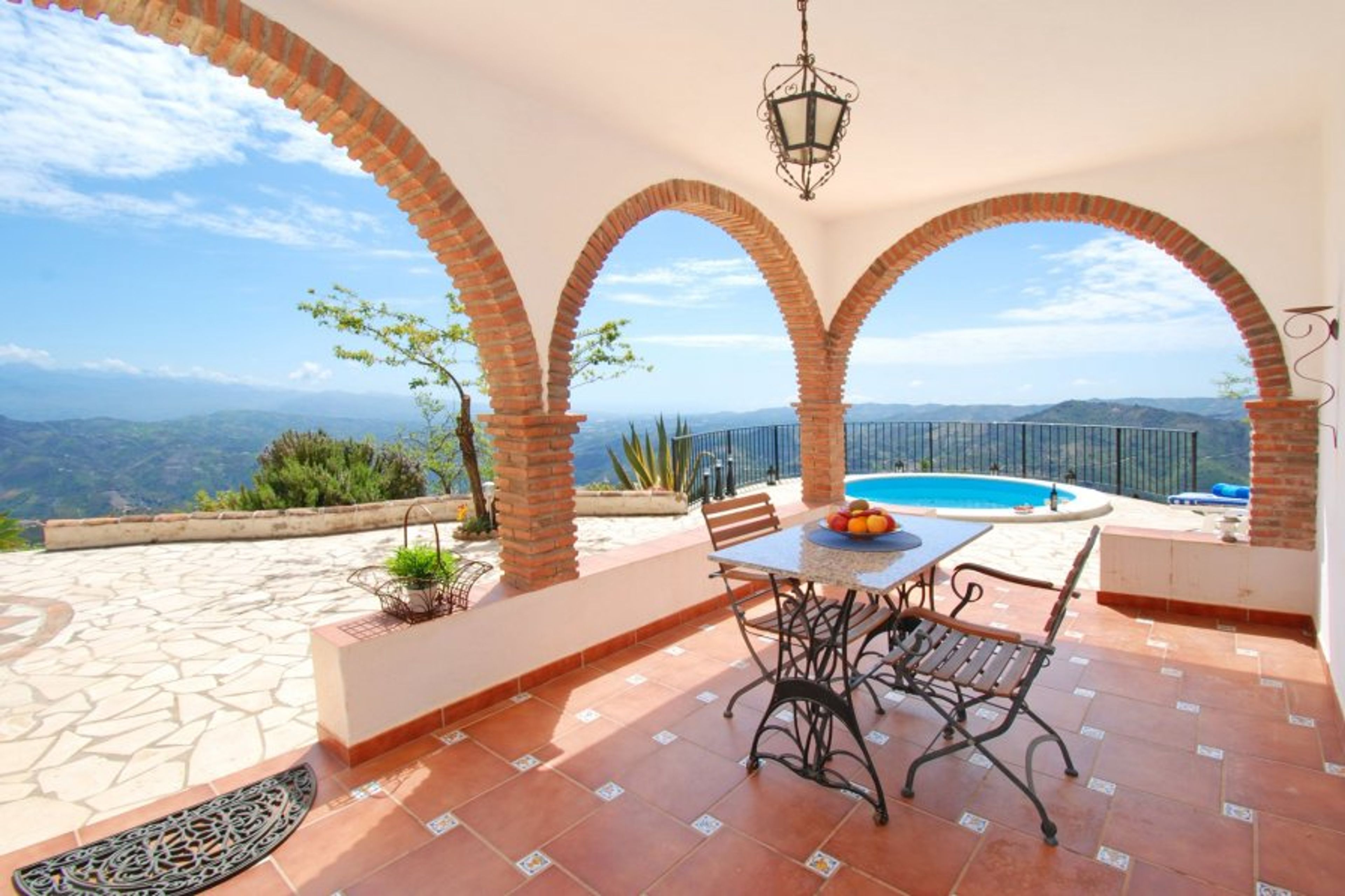 Dine 'al fresco' means enjoying good company and nice food.