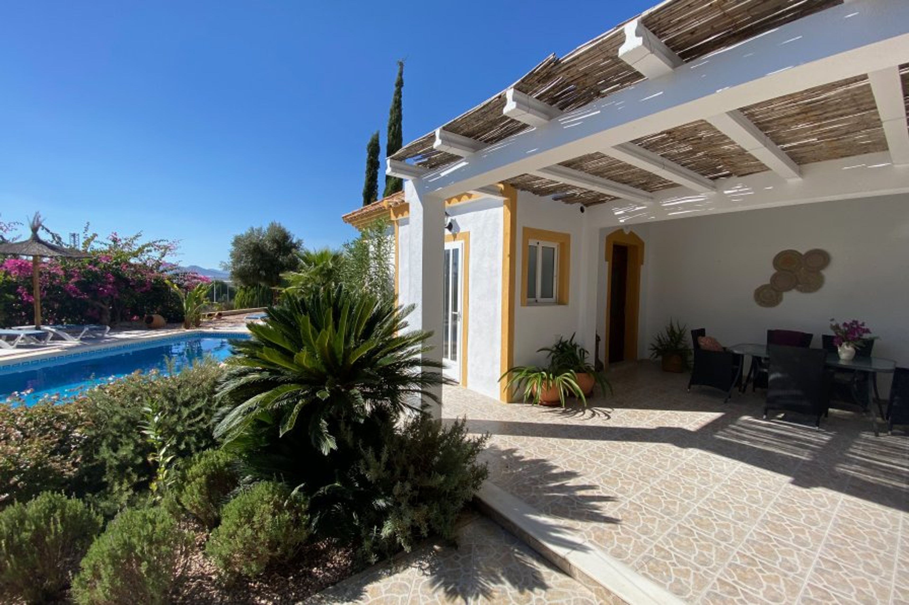 Shade and half shade terrace of Casa Mirador. 