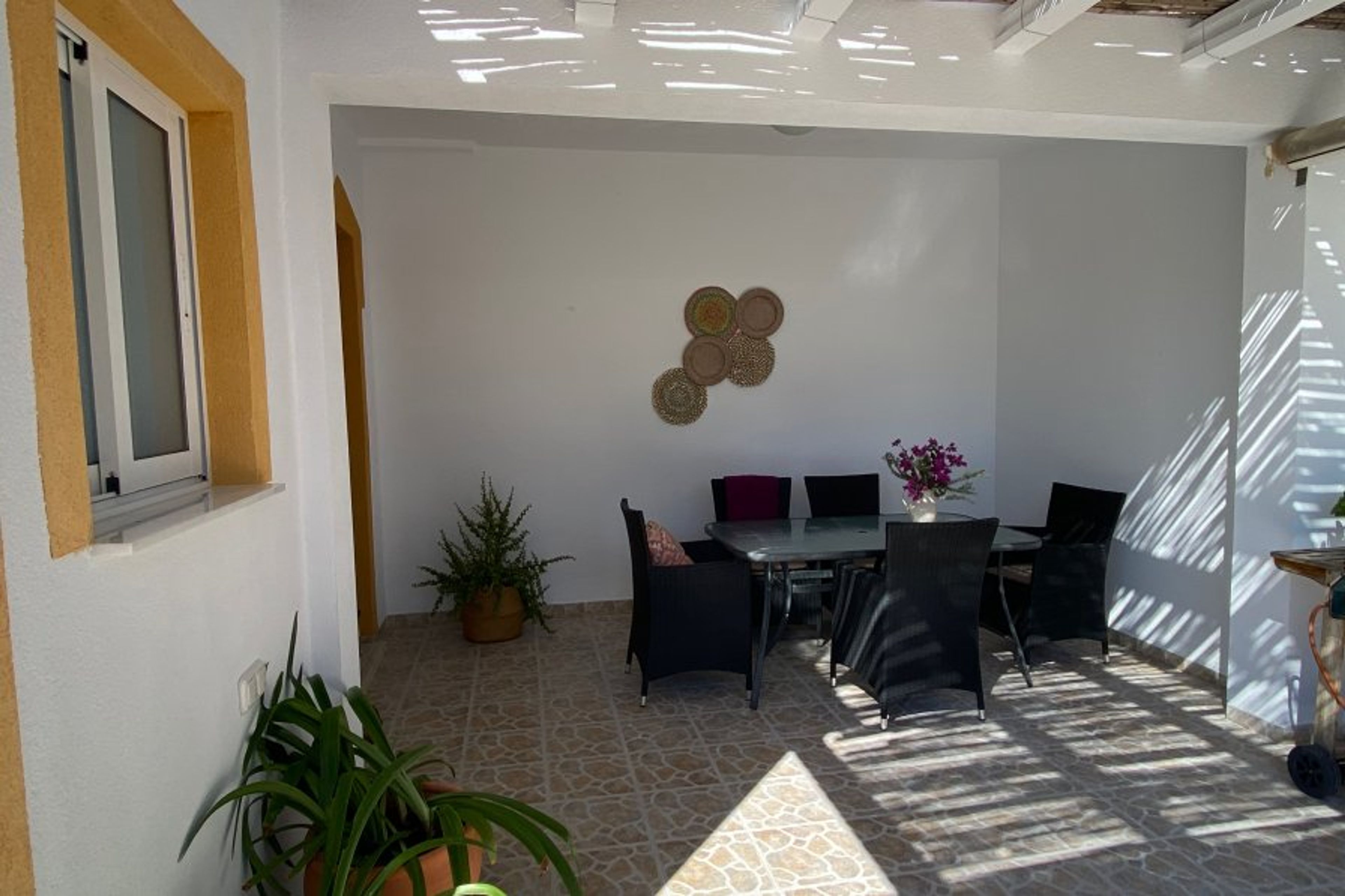 Attractive outdoor dining area with barbecue of Casa Mirador. 