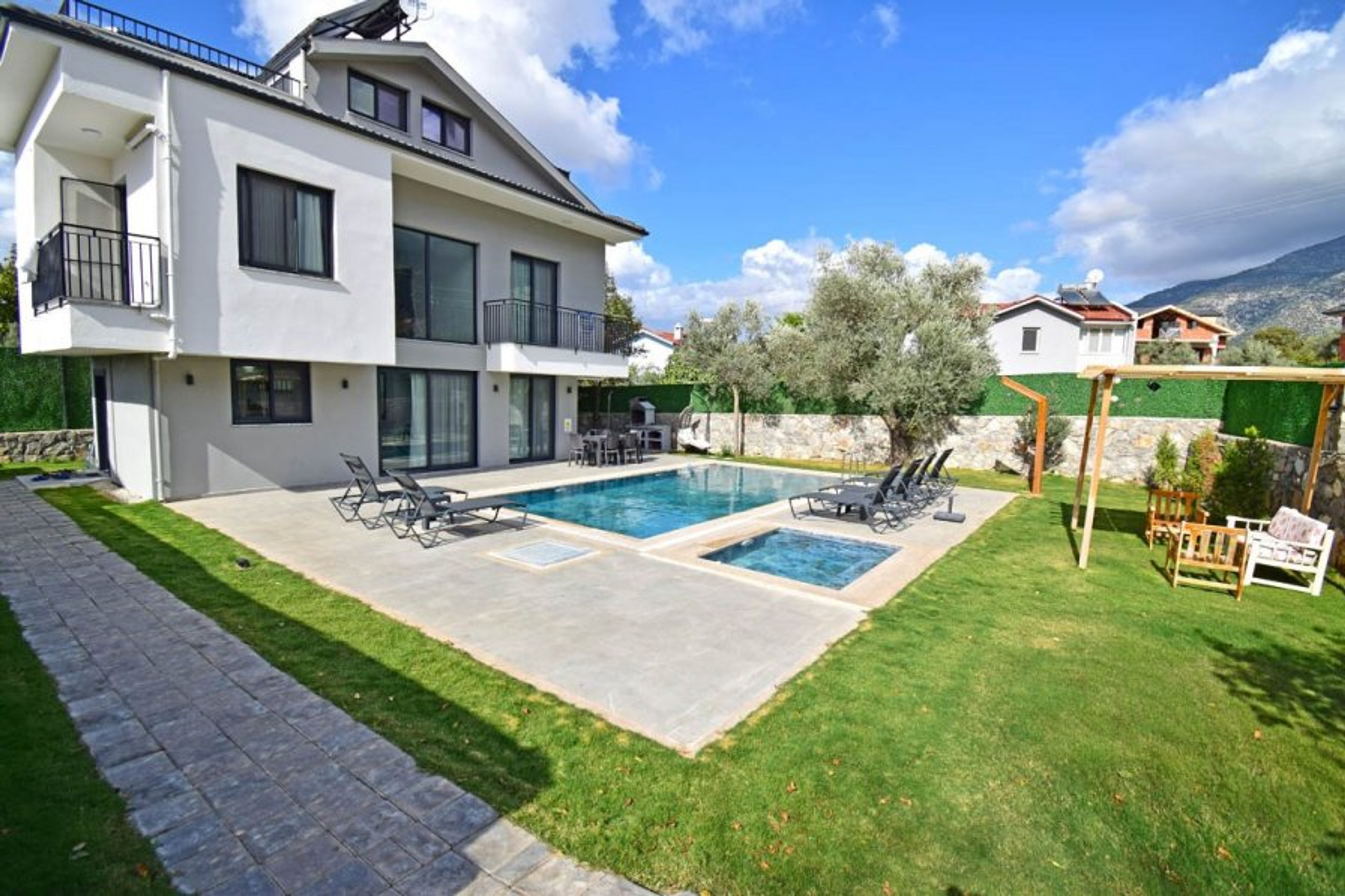 Private and Well-kept Garden & Pool Area