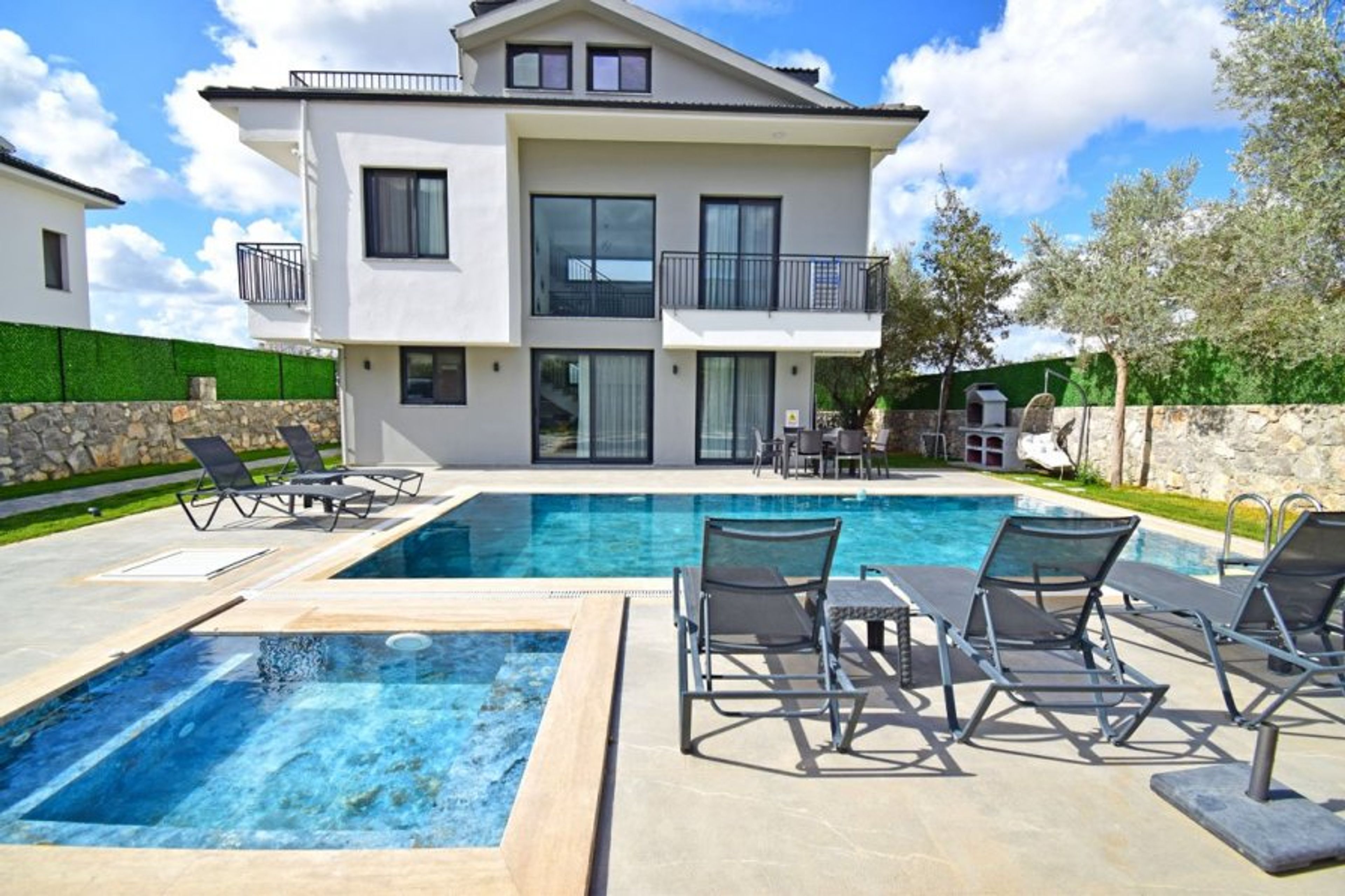 Private and Well-kept Garden & Pool Area