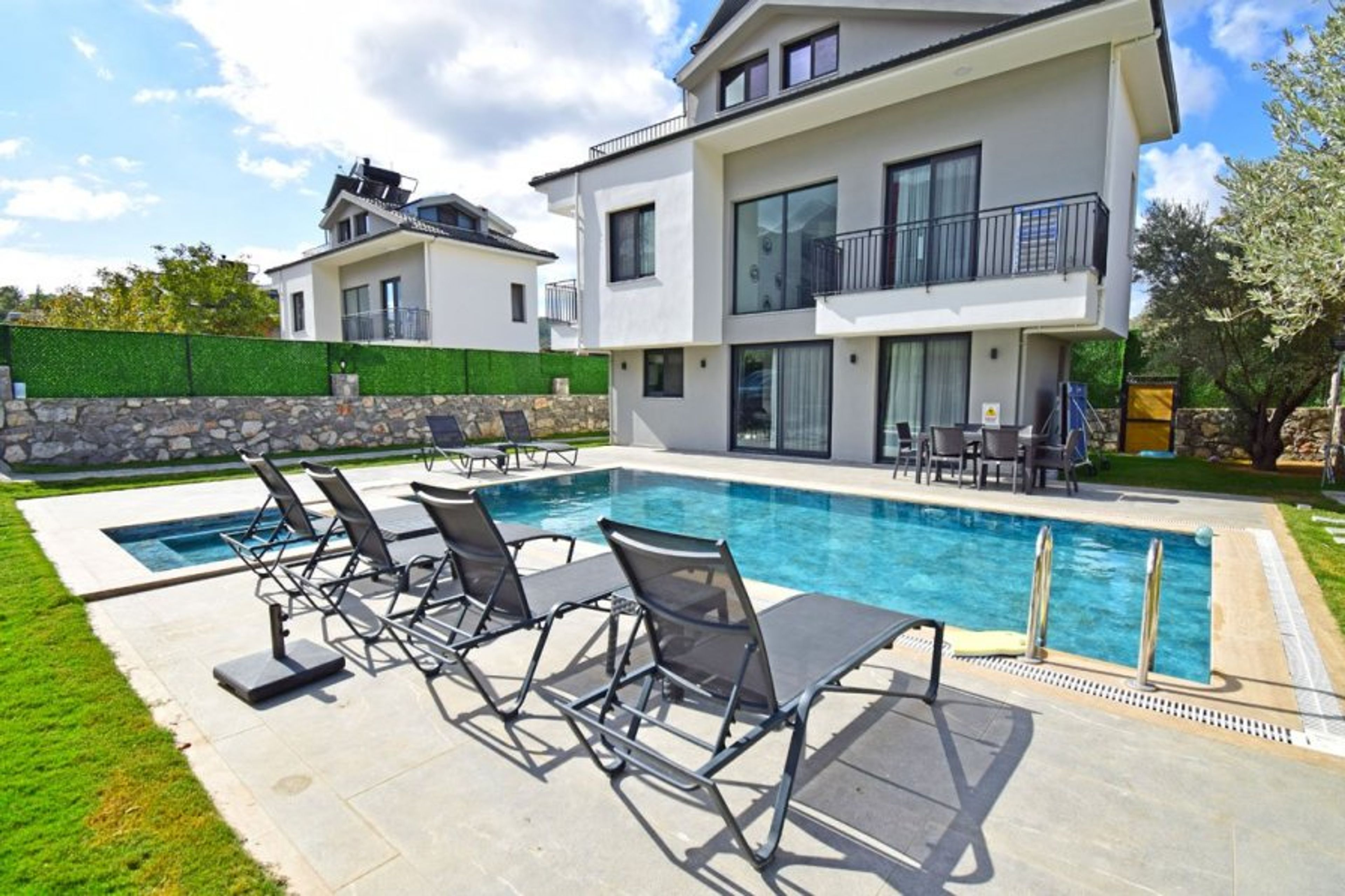 Private and Well-kept Garden & Pool Area