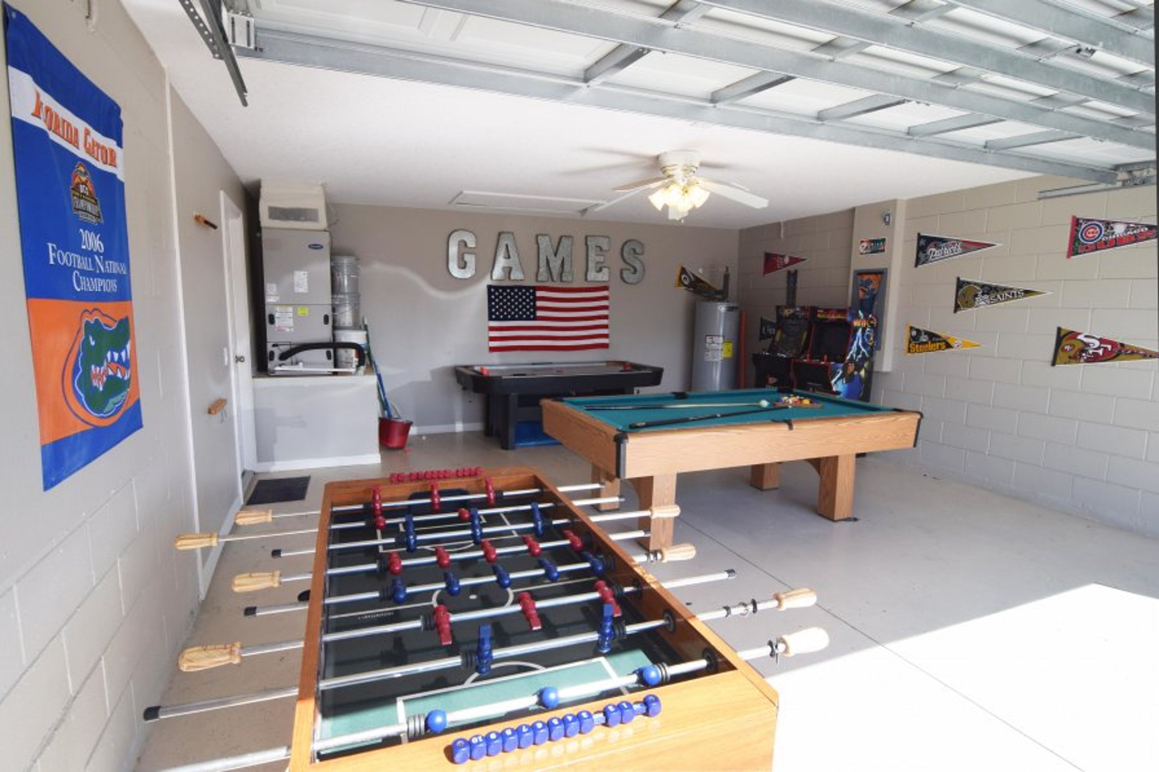 Fun games room, pool table, air hockey, foosball, 2 arcade machines