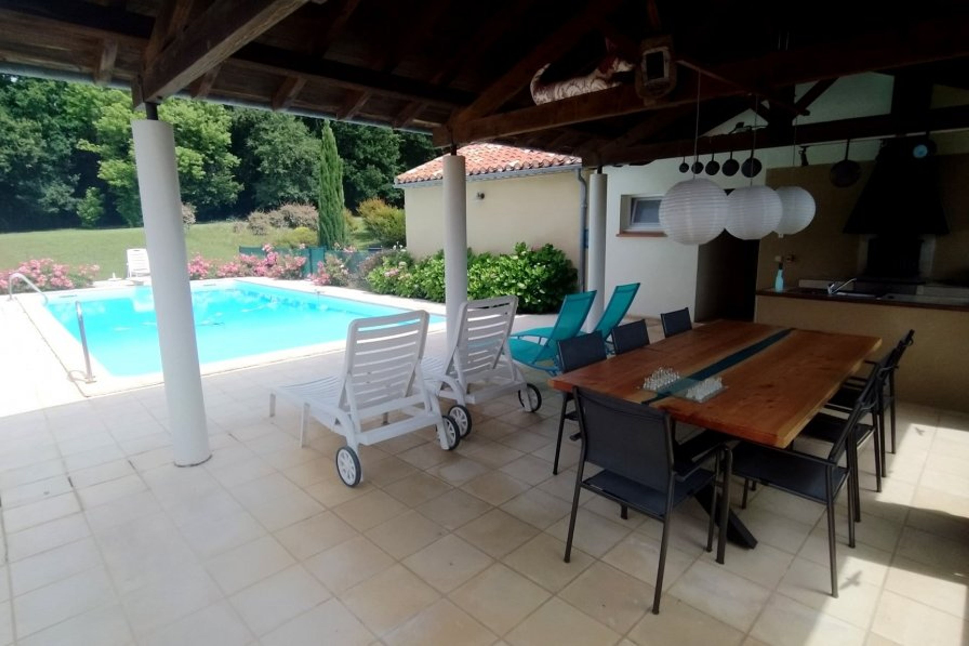 shared summer kitchen