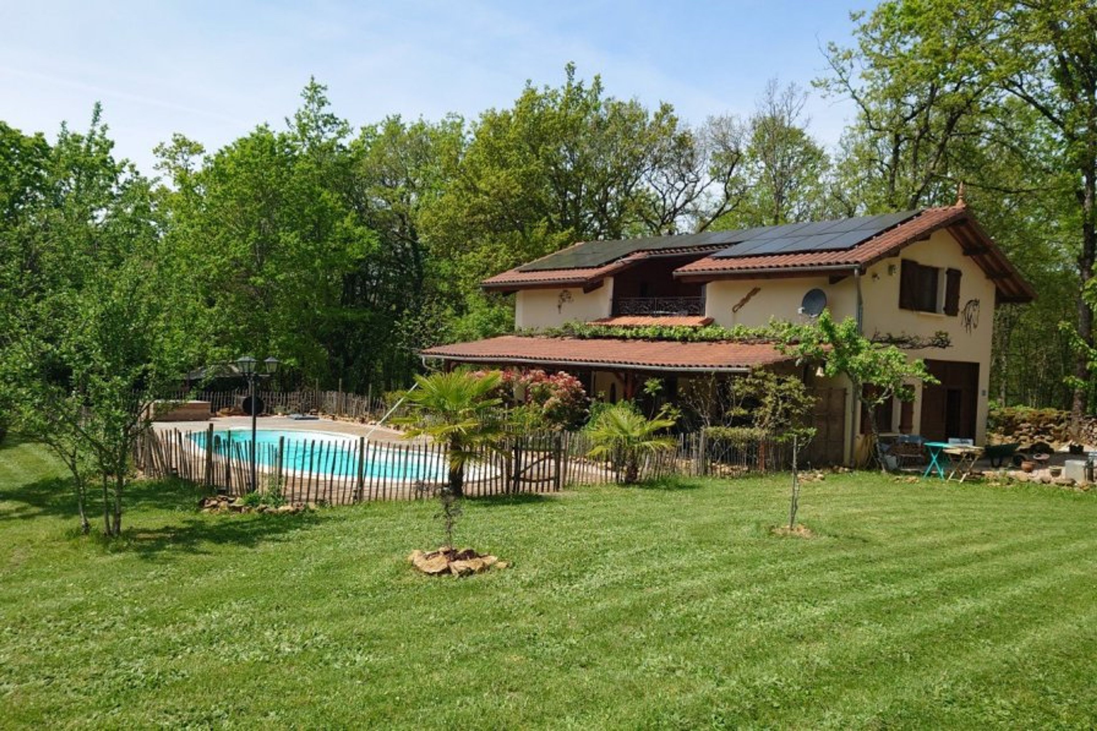 Building withe two gîtes, three terrasses and pool
