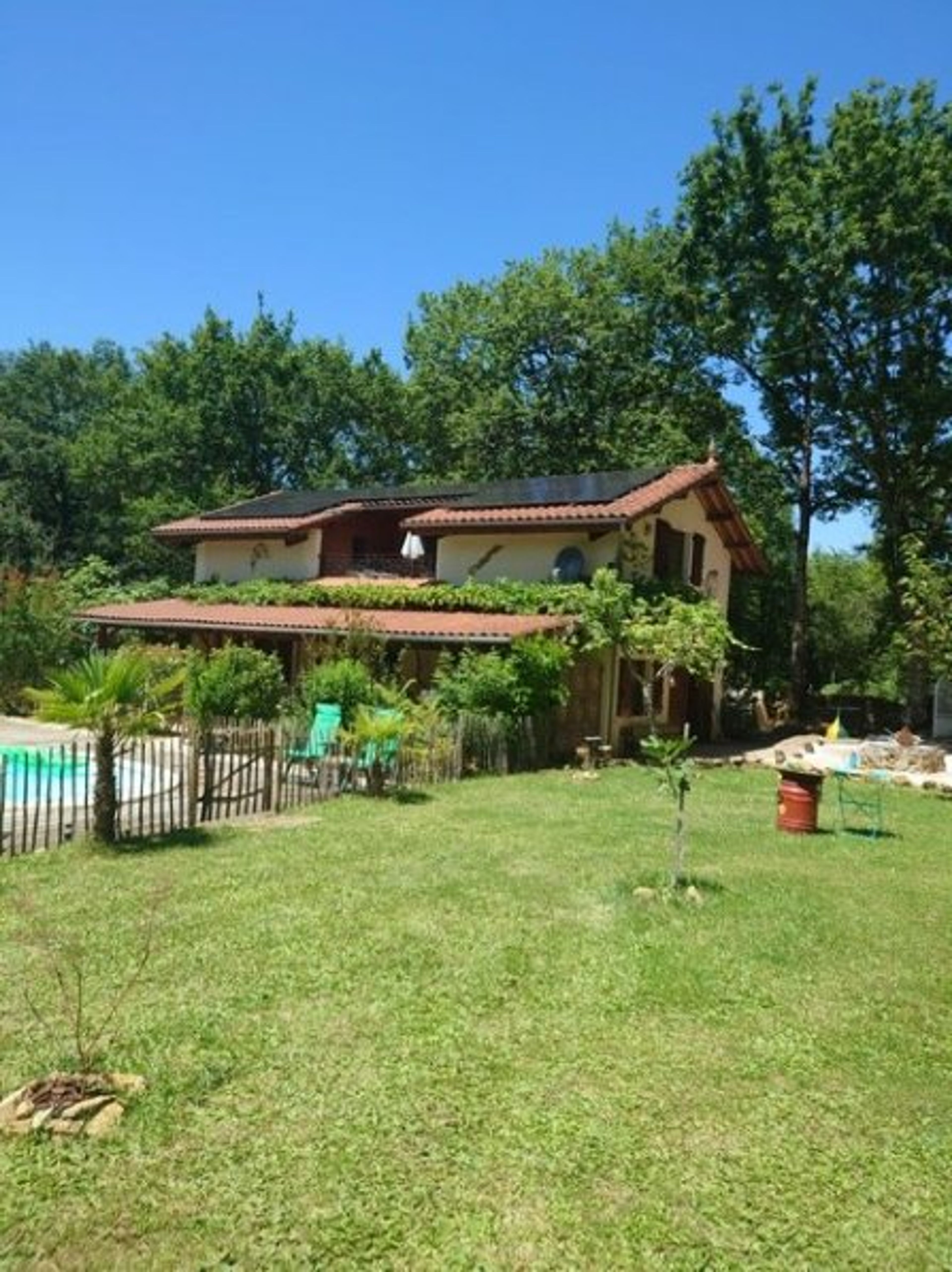 Building withe two gîtes, three terrasses , pool and sunbath field
