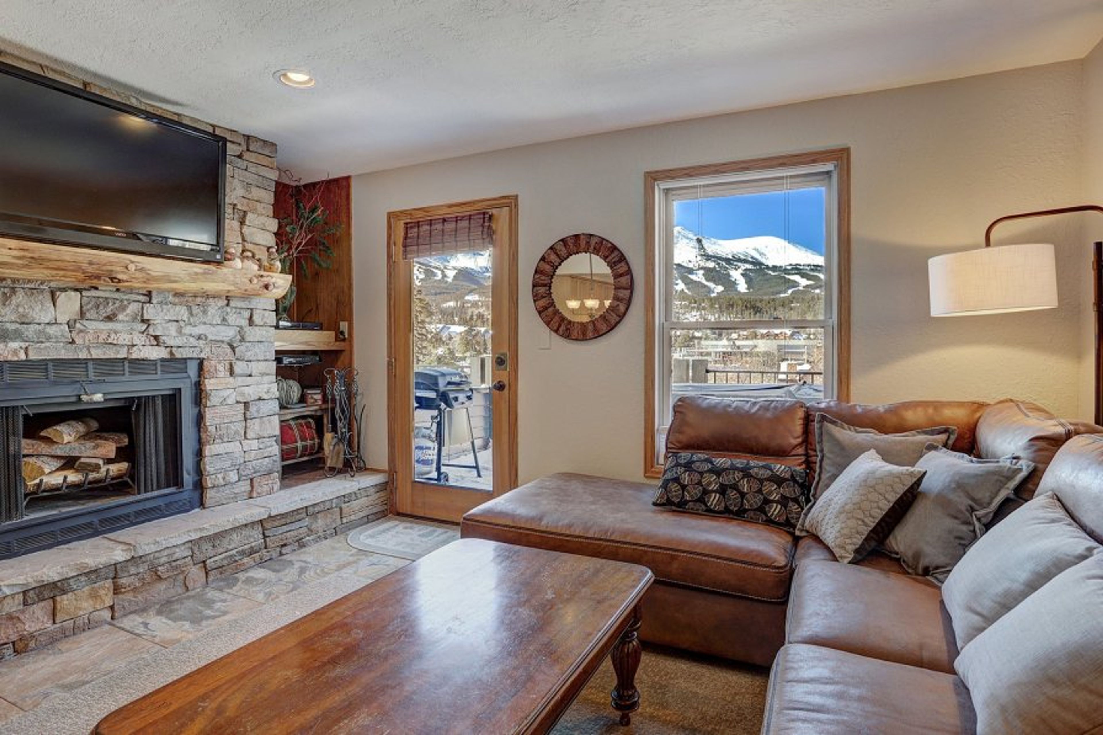 Cozy living room with huge views!. 
