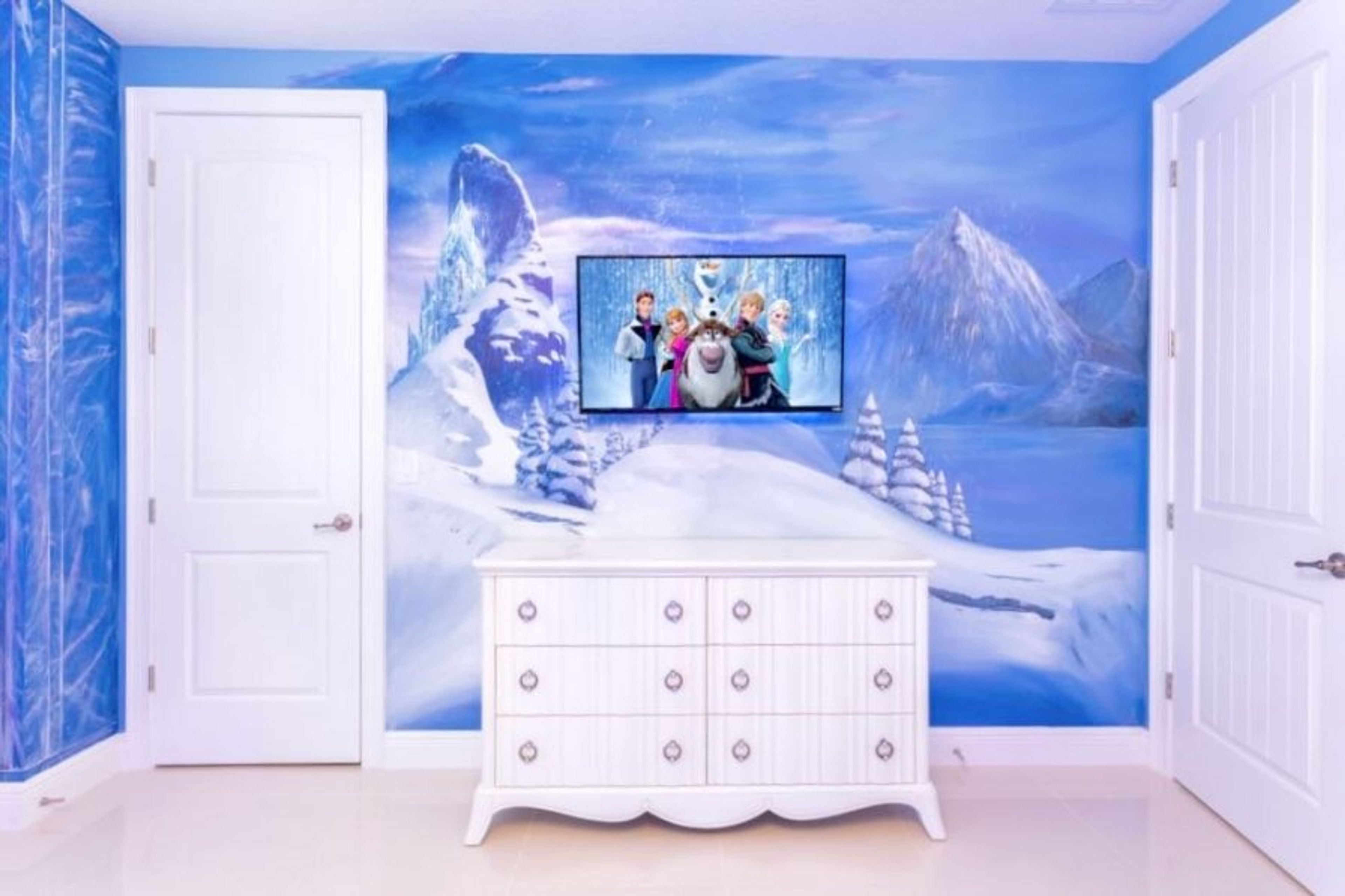 Frozen bedroom 
