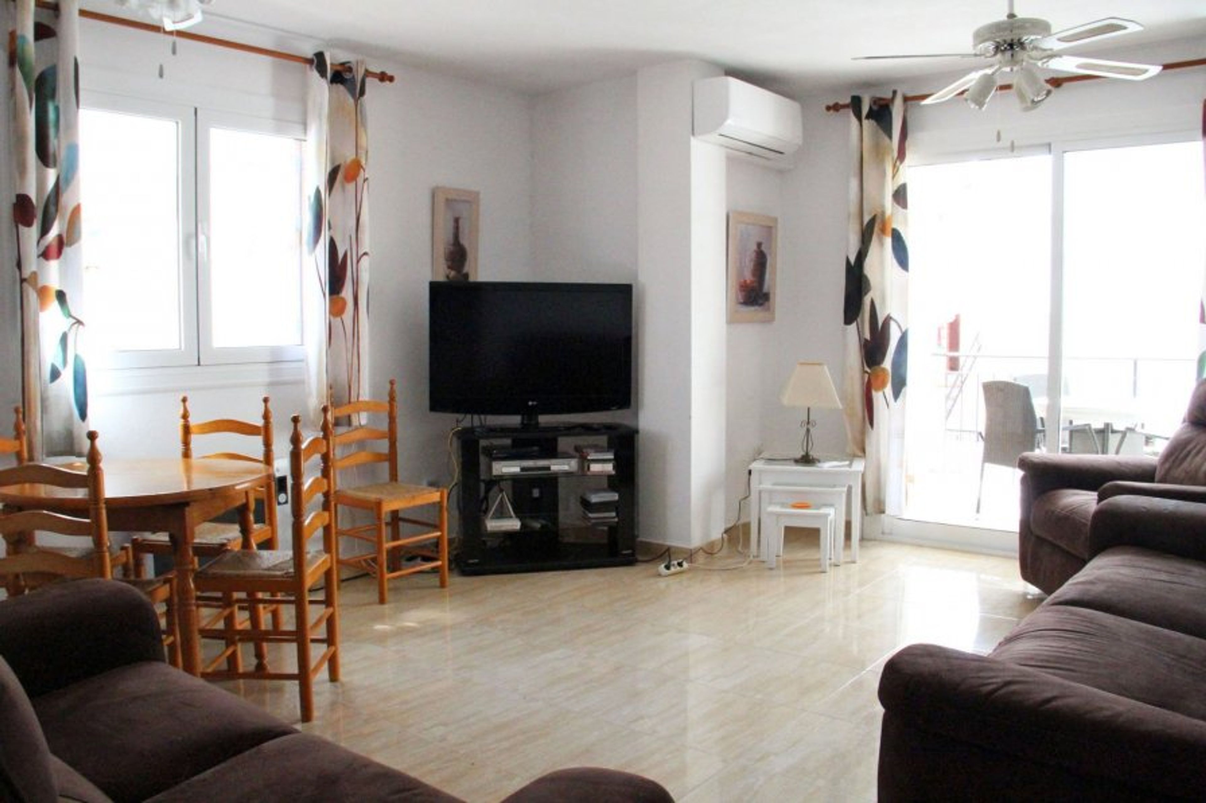 Spacious Living Room, All TV Channels and FREE wifi