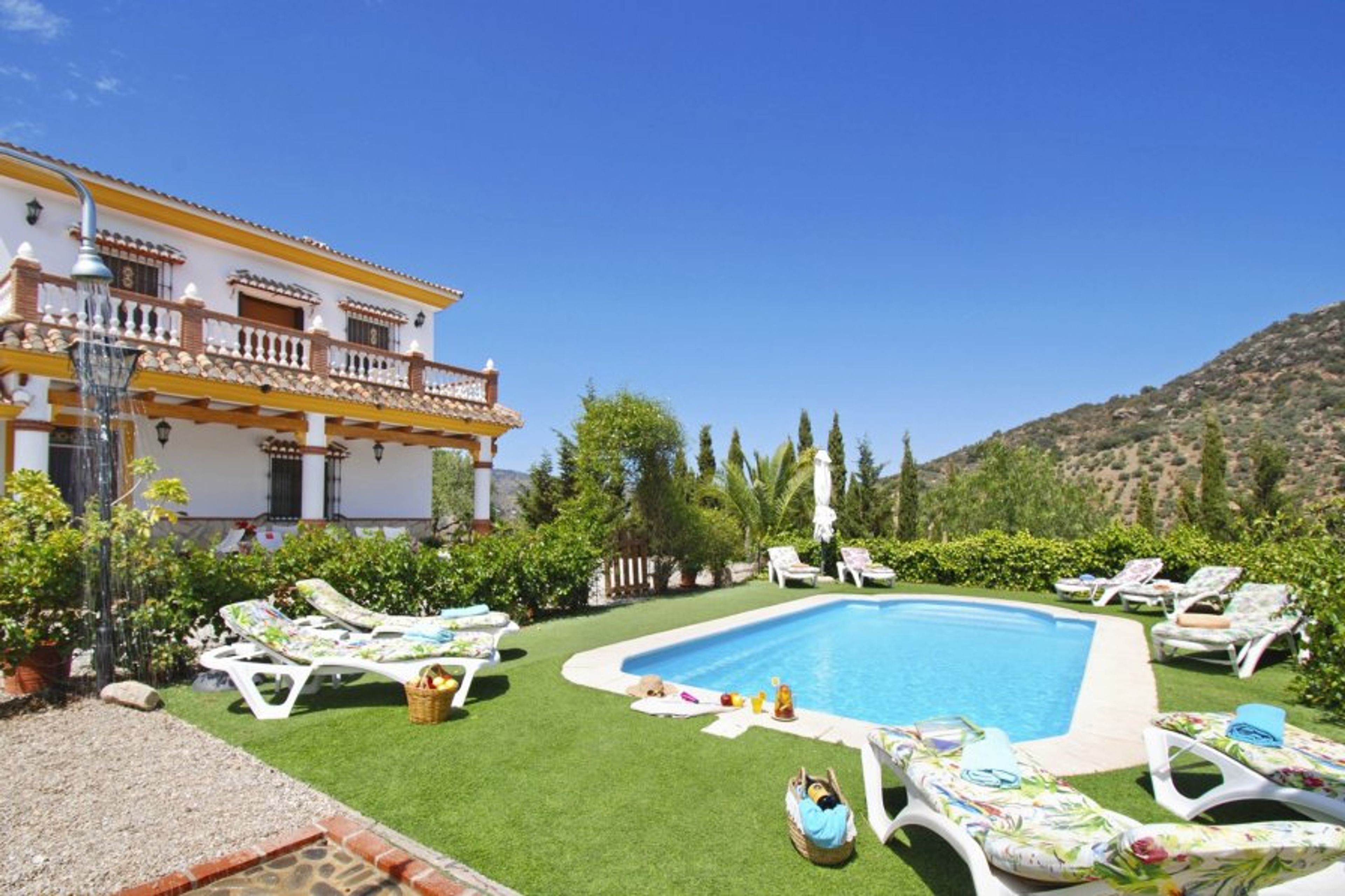 Villa Rosal offers a very spacious garden and house.