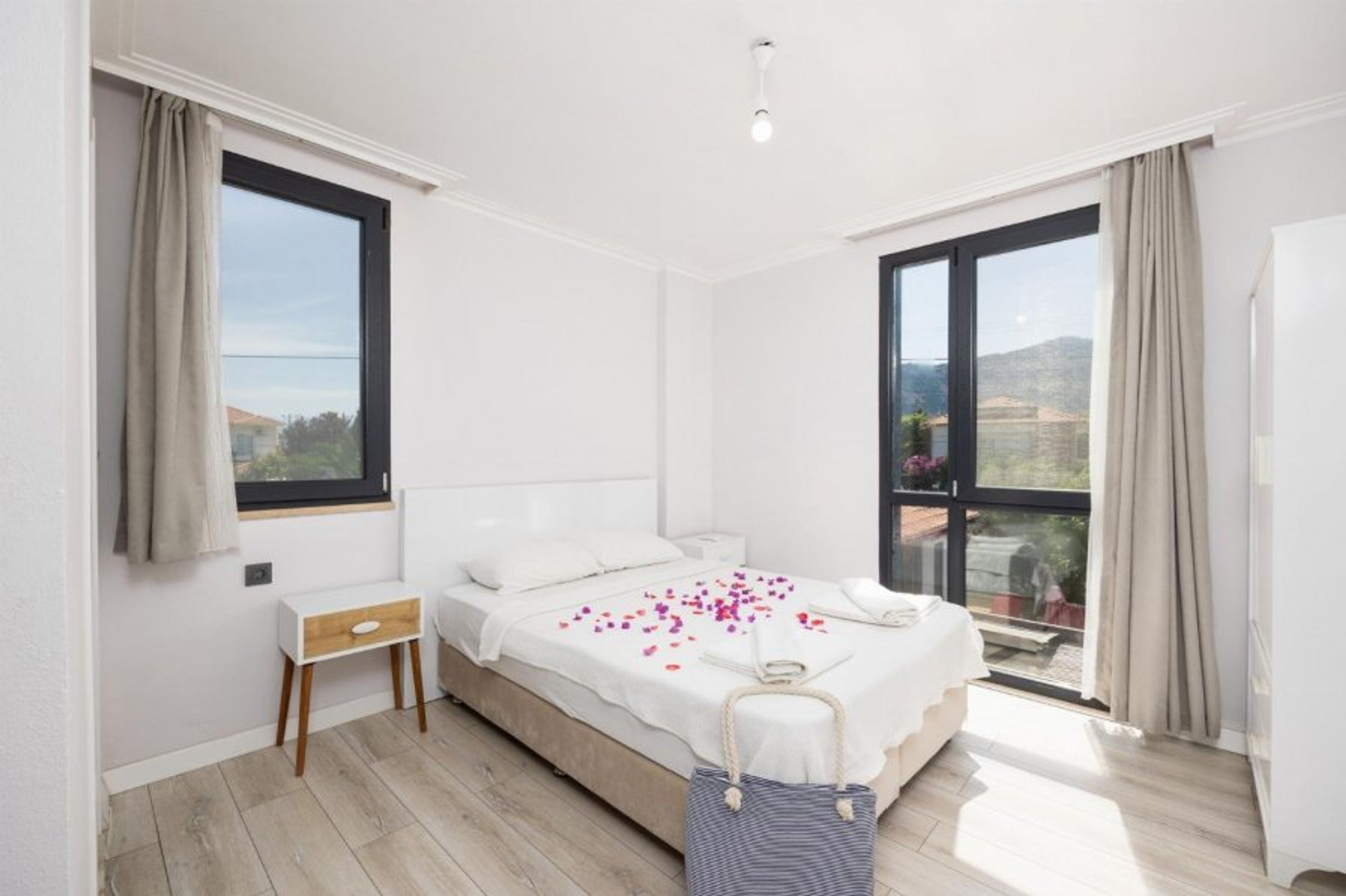 Double bedroom with en suite bathroom and A/C