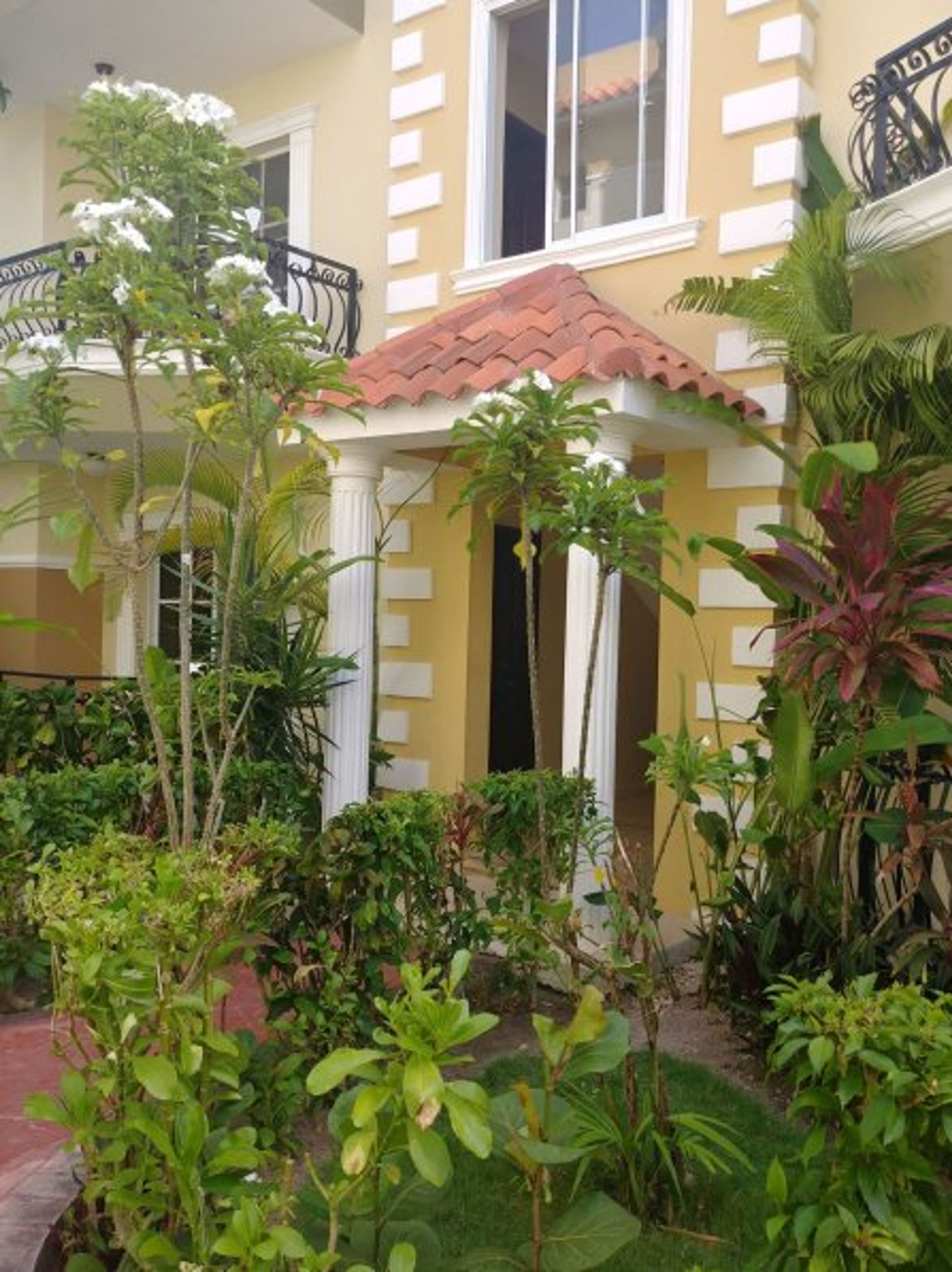  Entrance to first floor 2 bedroom , 2 bath apartment