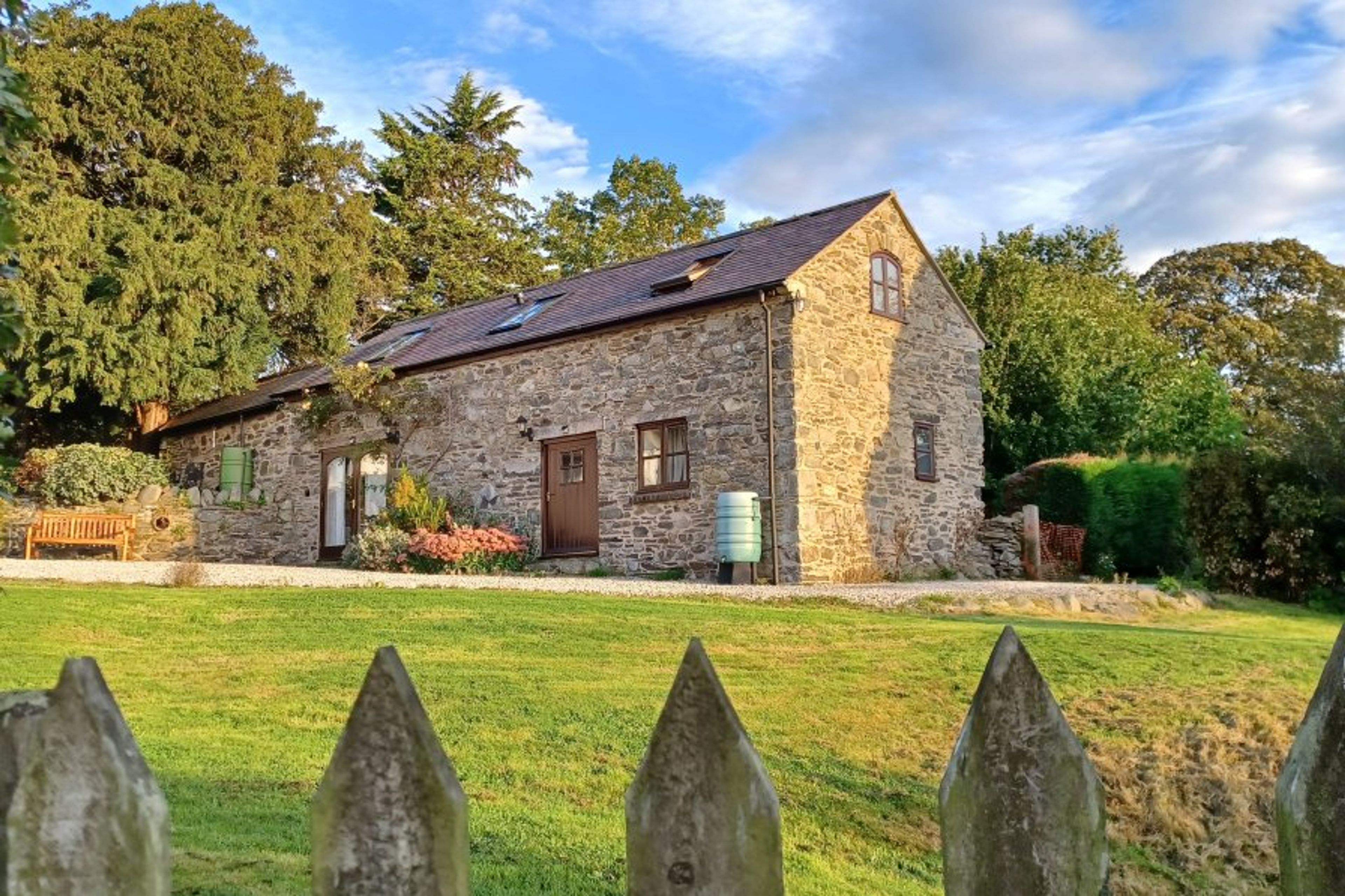 View of the cottage as you approach (private garden is to the rear)