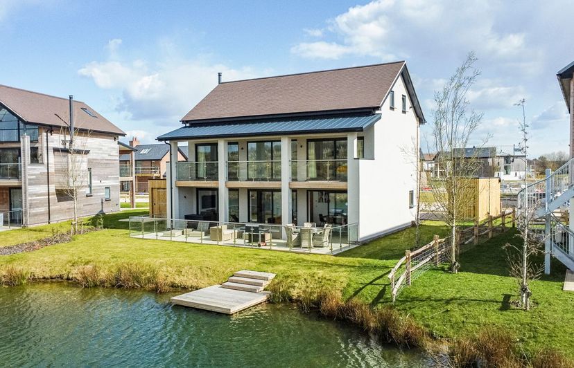 Villa in Crossways, England