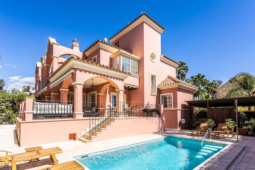 Villa in Nueva Andalucía, Spain