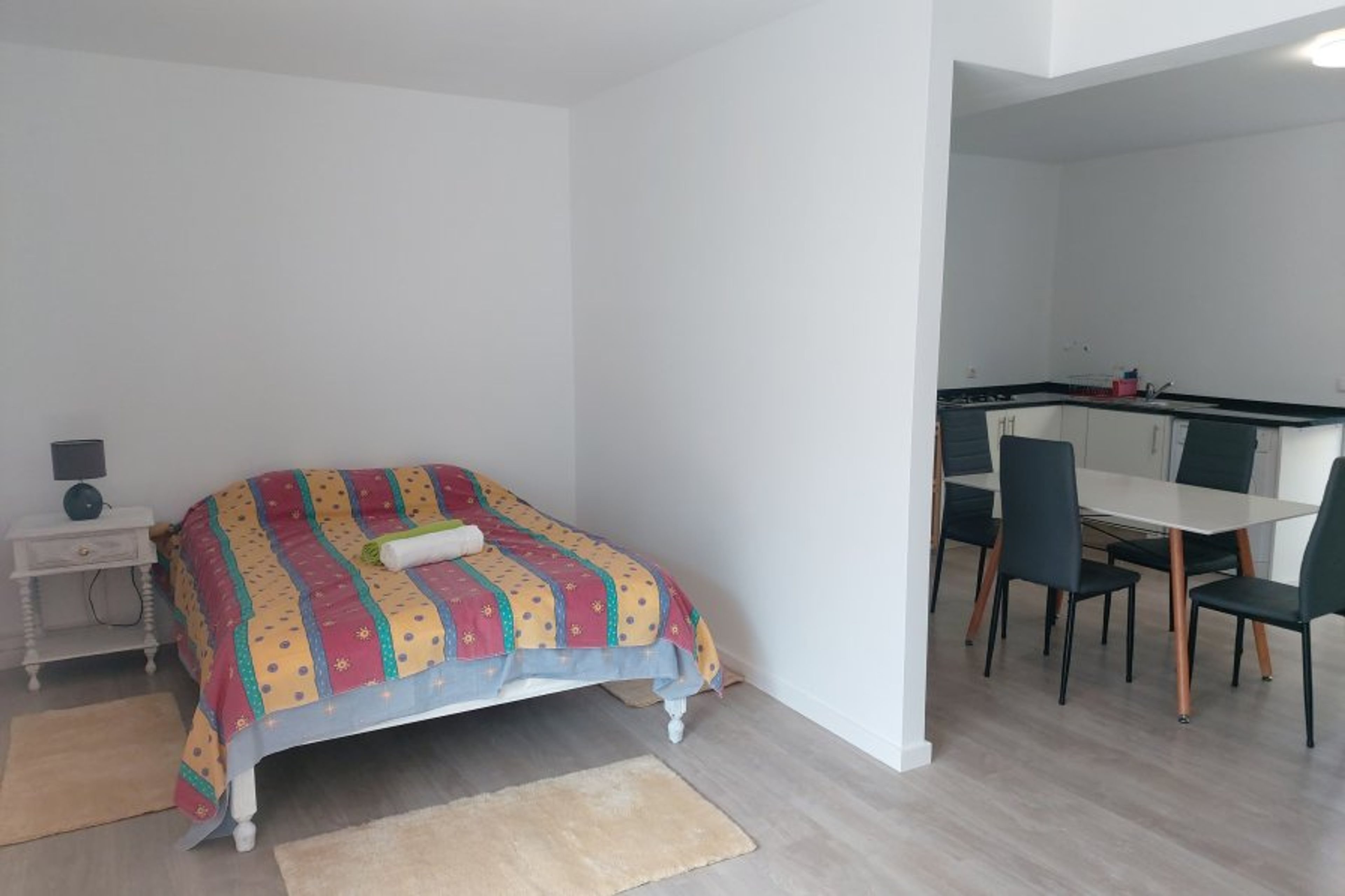 wall between bedroom and kitchen 